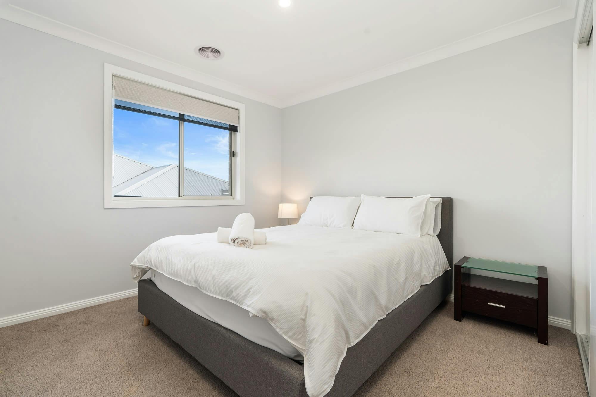 창문과 사이드 테이블이 있는 침실