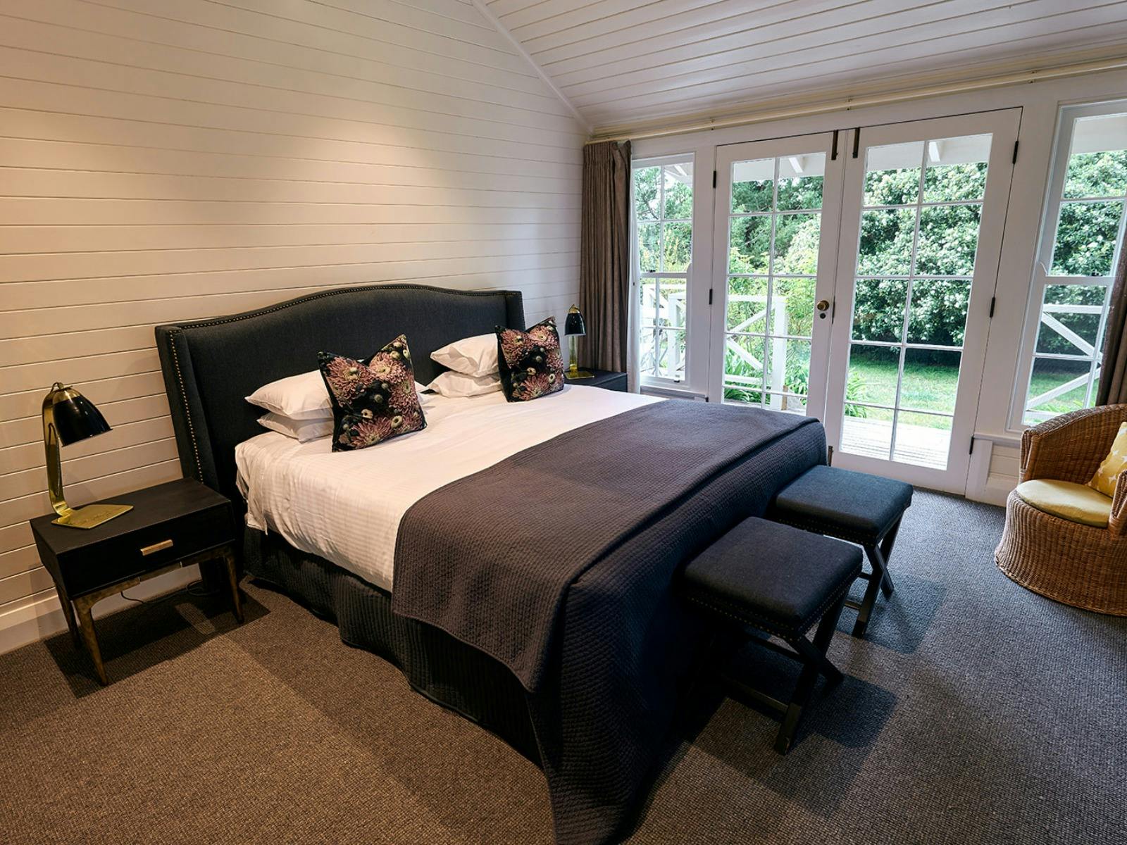 Book Barn Cottage King Bed