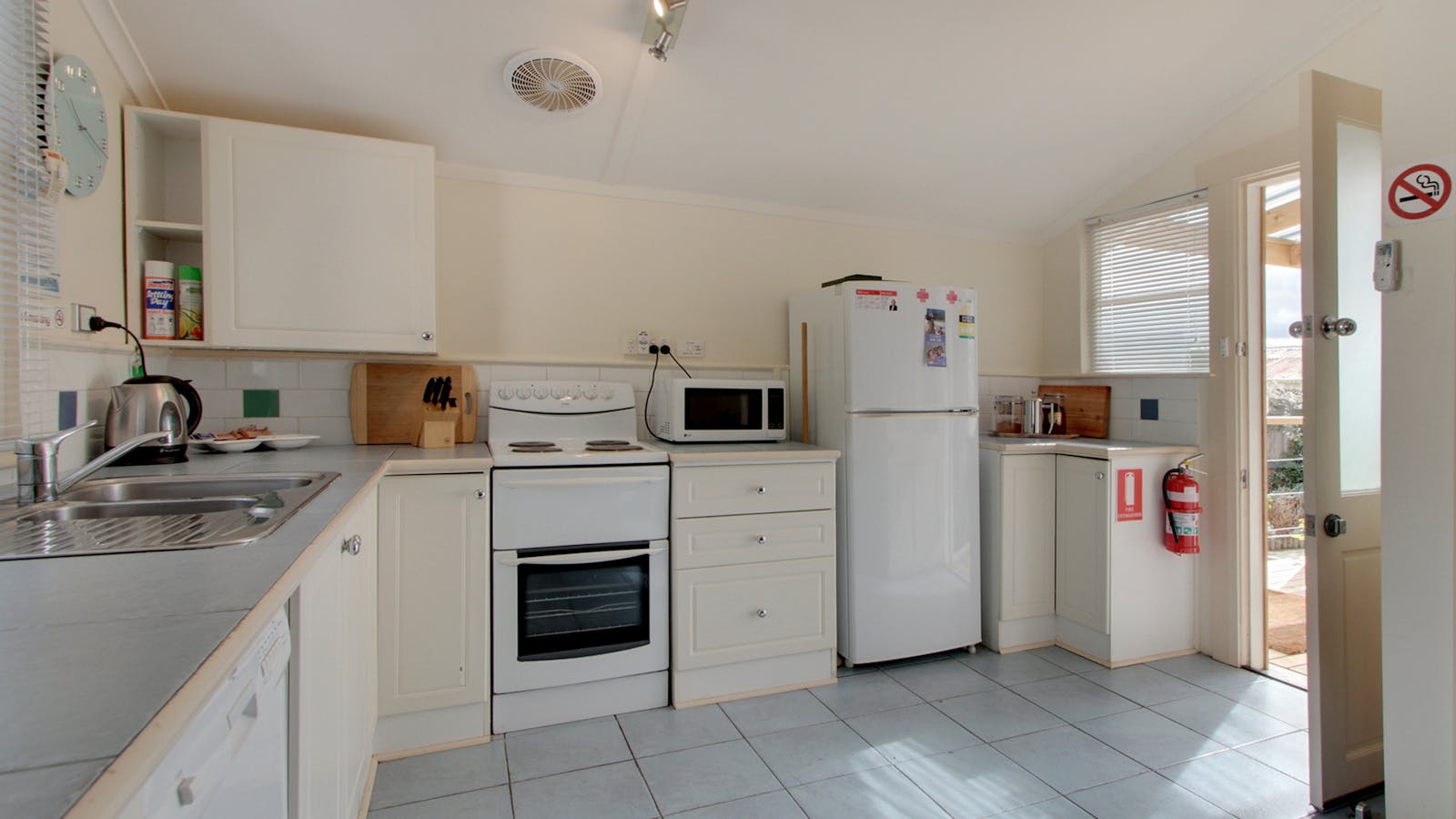 Spacious well equipped kitchen with dishwasher