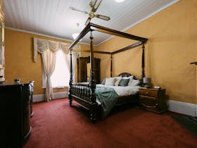 Mintaro Hideaway - Scholar bedroom with 4 poster bed