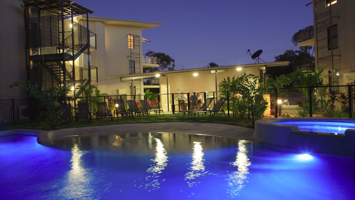 Enticing pool in the evening, relax & enjoy a BBQ and look at the night lights