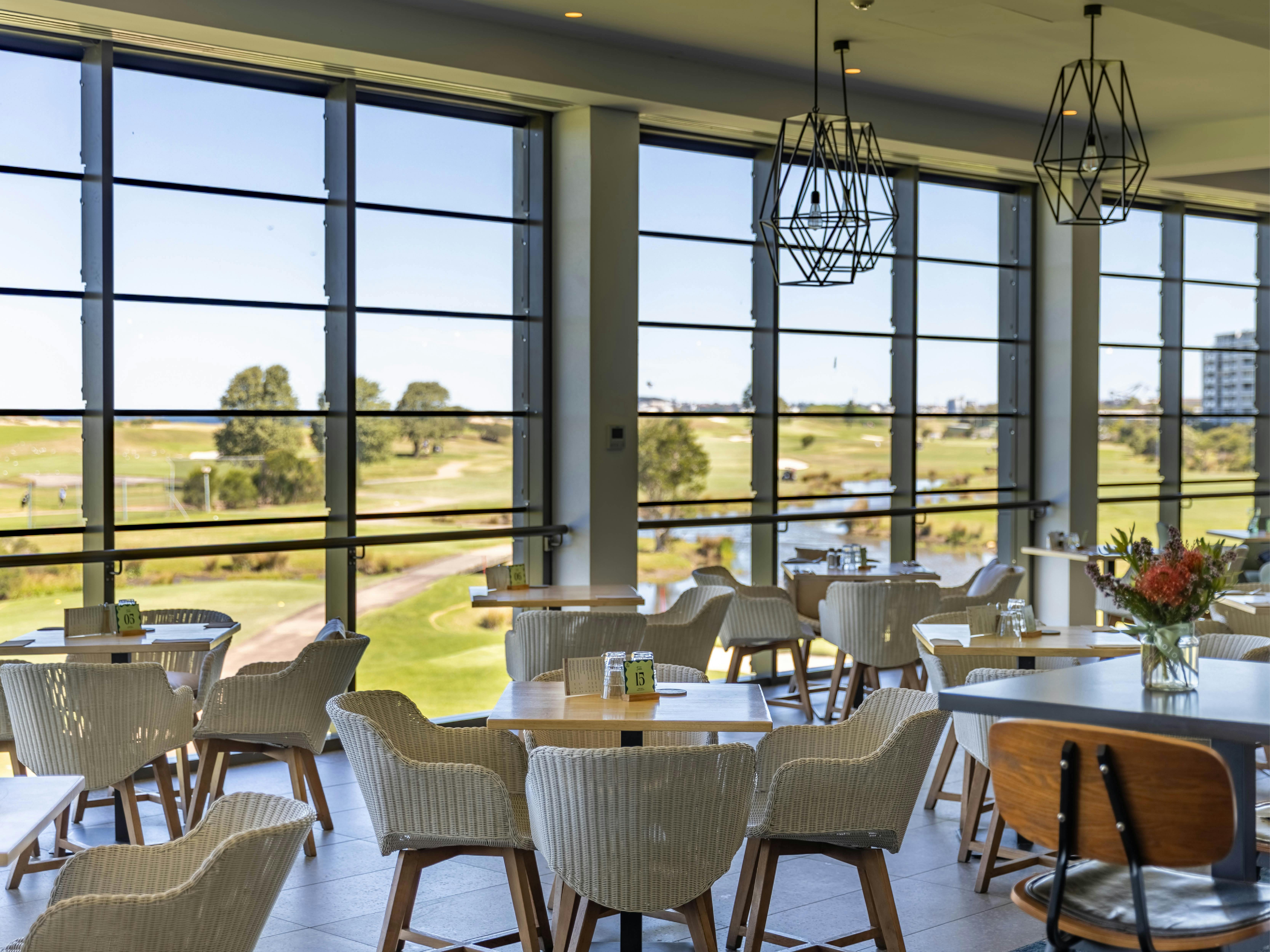 Restaurant mit Blick auf den Golfplatz