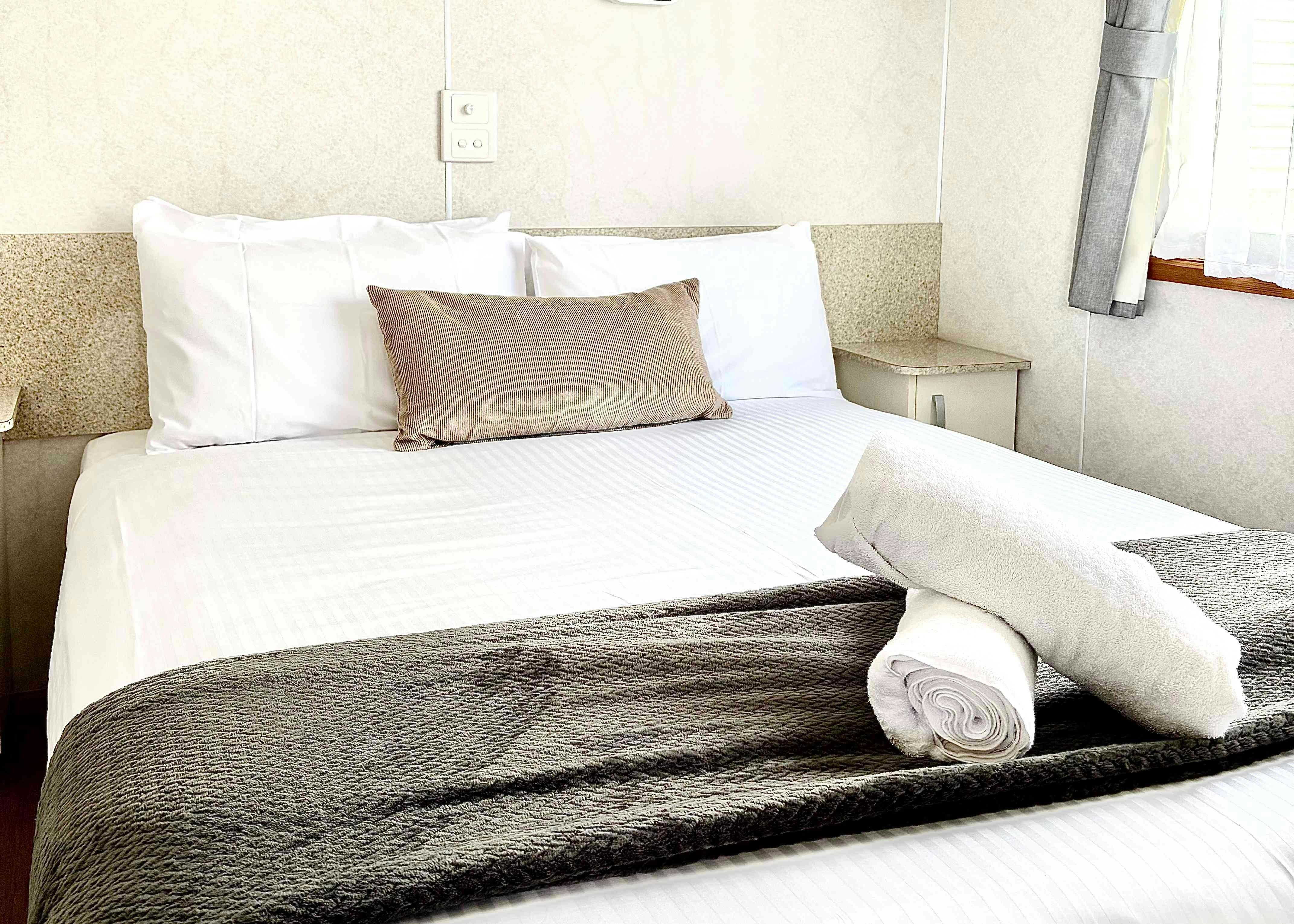 Family Cabin - Sleeps 6 Interior Queen Bed