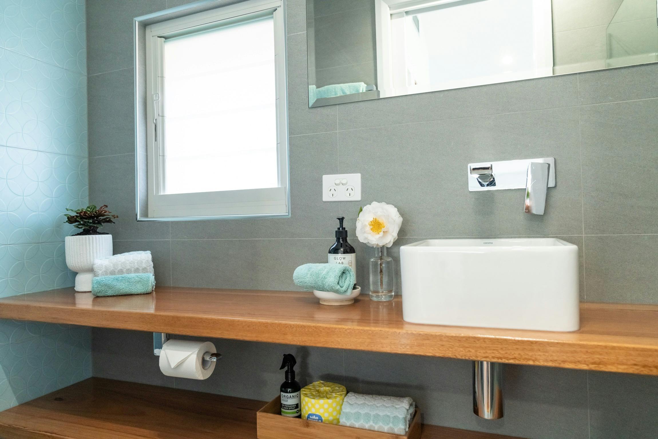 레인샤워기와 난방 타일 바닥이 구비된 욕실.