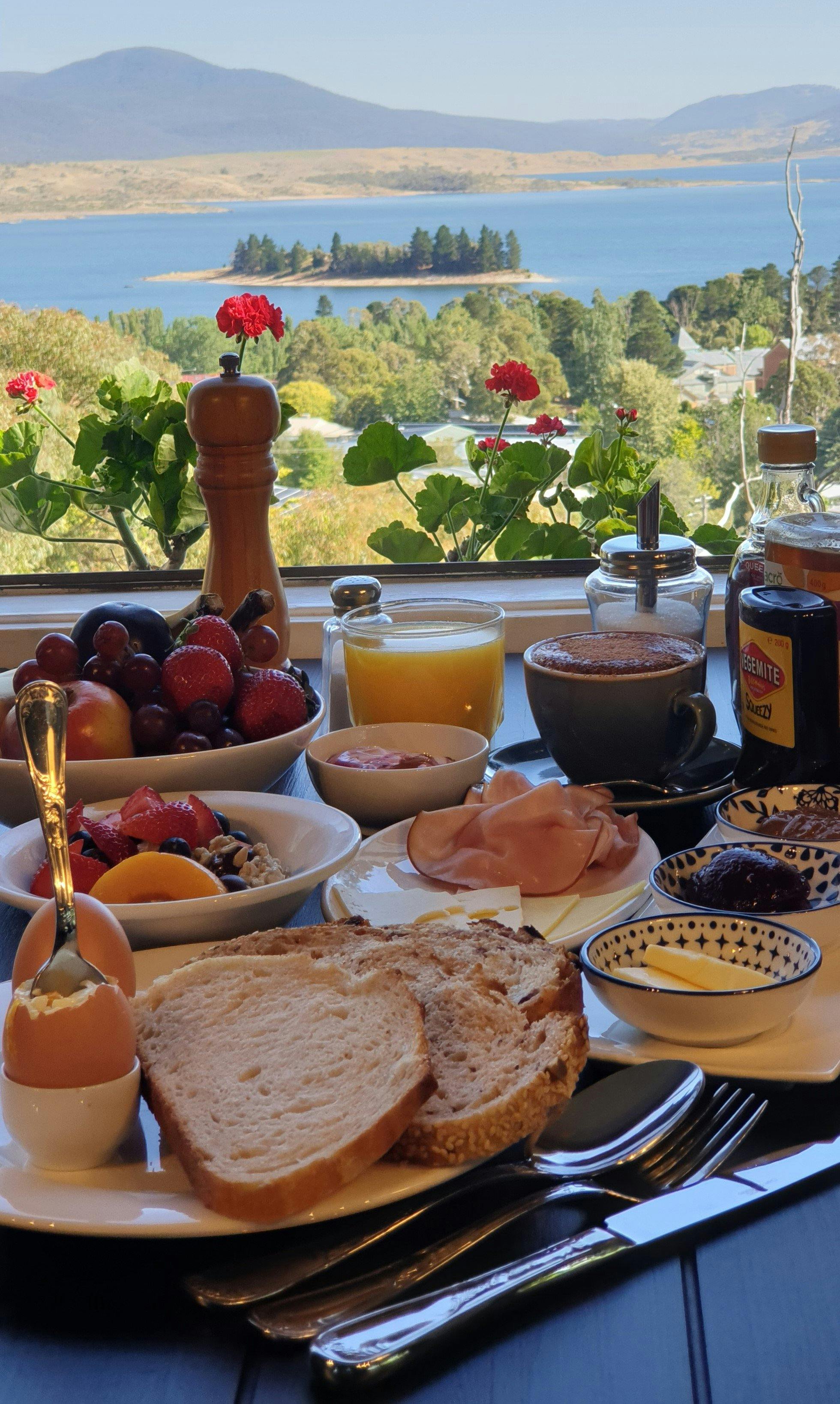 Breakfast with view over Lake Jindabyne