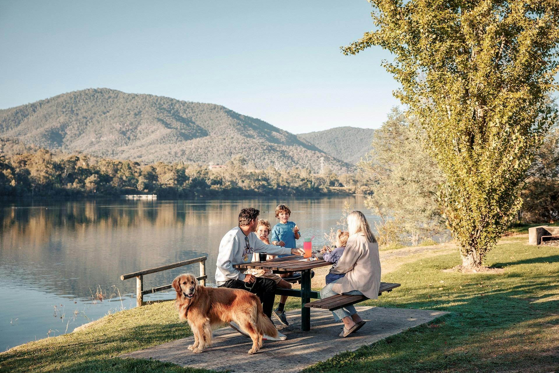 Family picnic at the Eildon Pondage