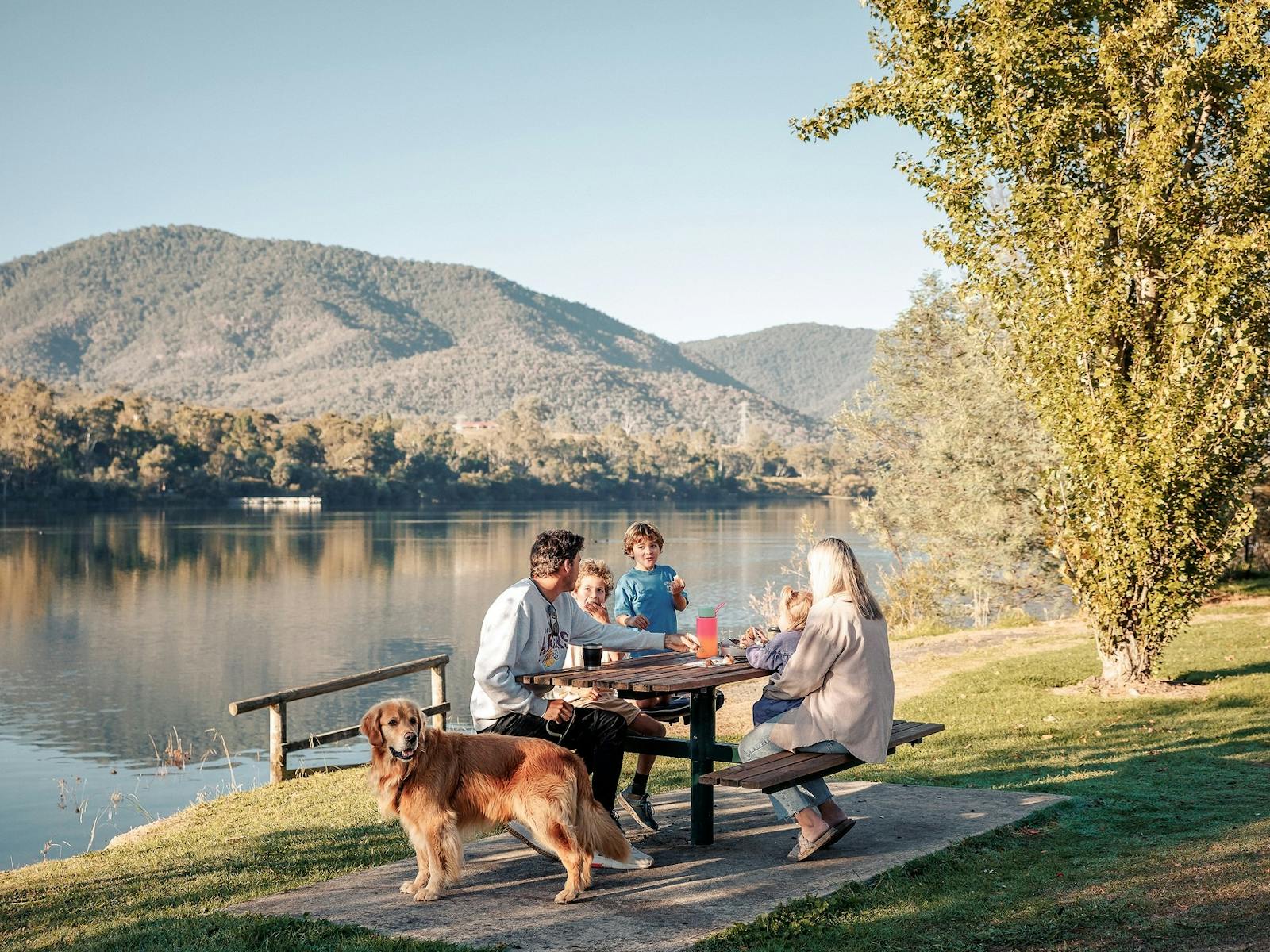 Family picnic at the Eildon Pondage
