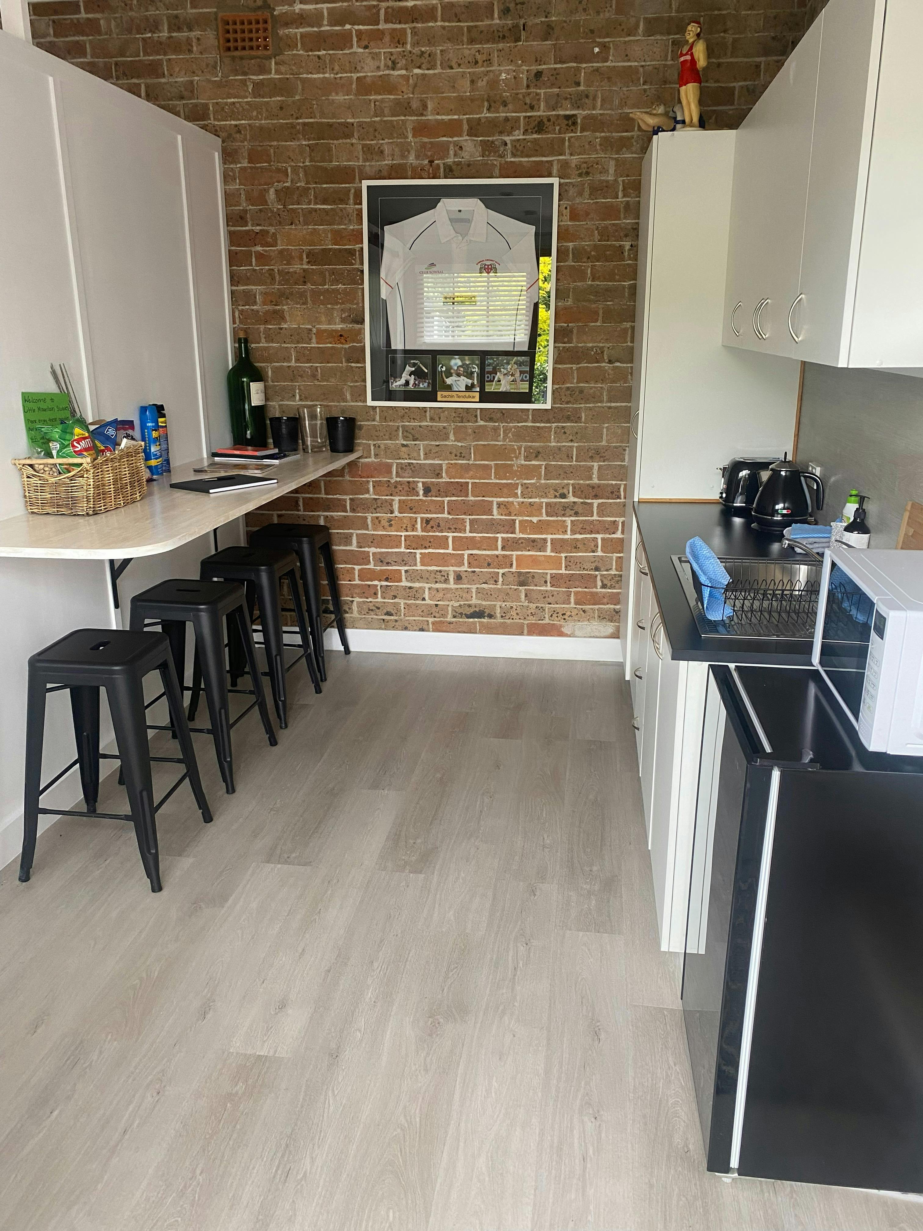 간이 주방과 아침 식사 바