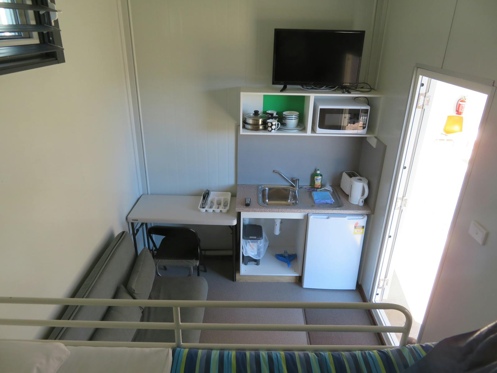 2 Person Compact room with kitchen