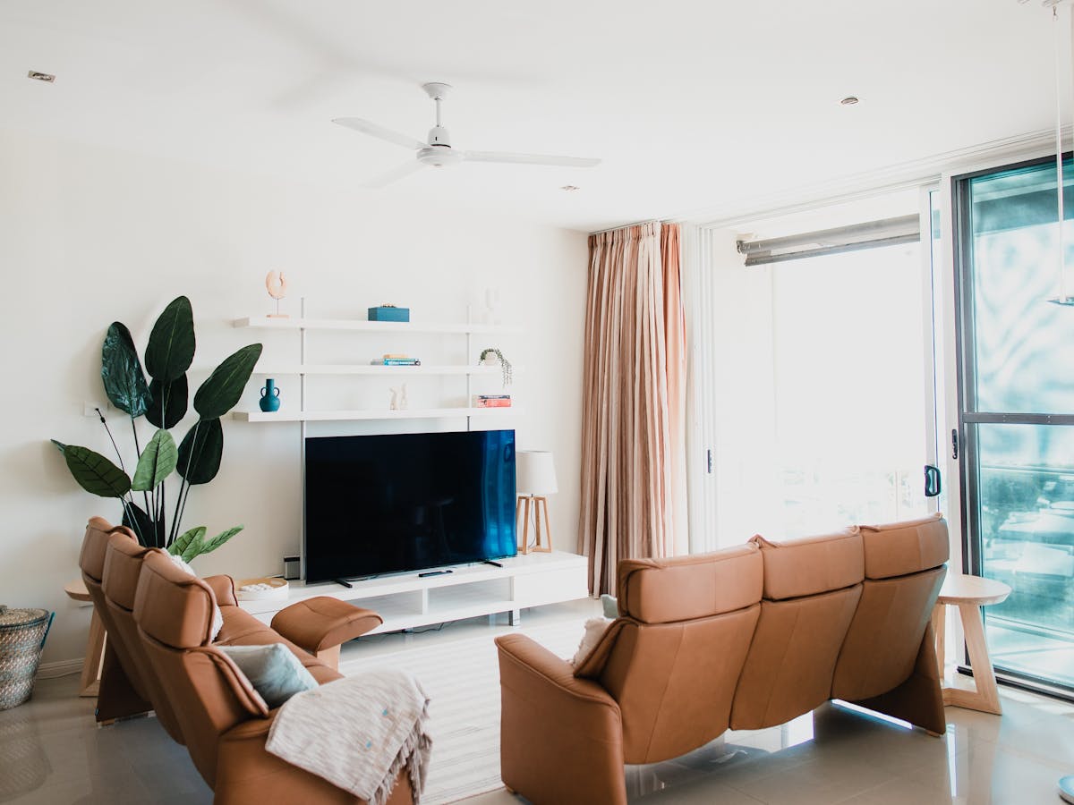alt text=lounge seating and TV