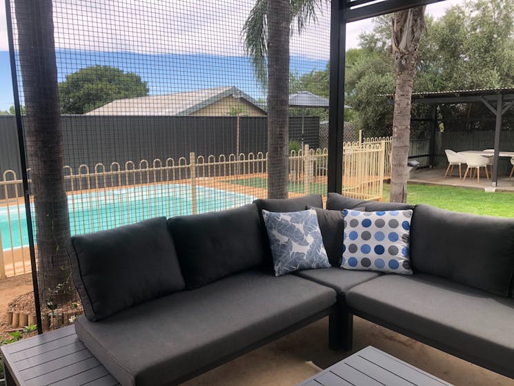 Swimming pool & outdoor kitchen