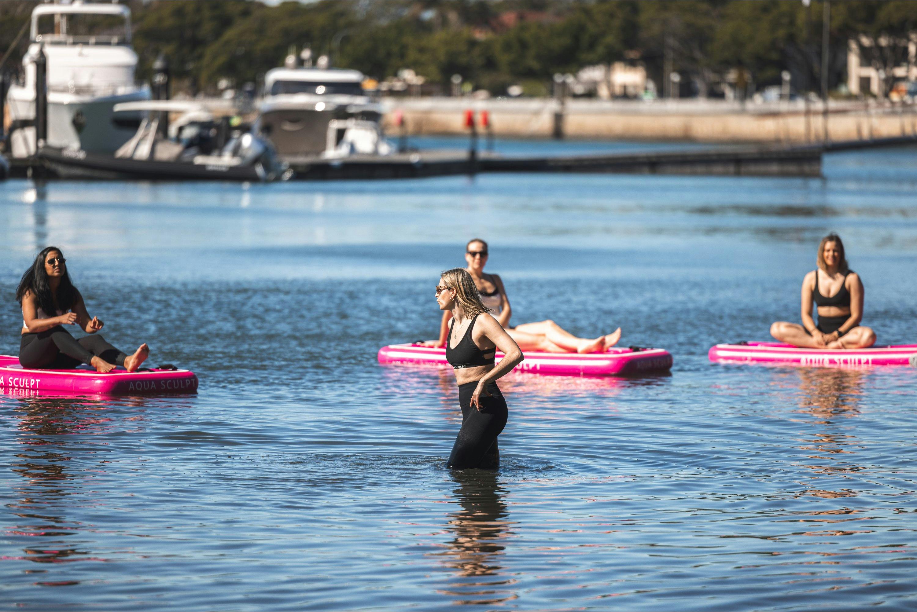 창립자 니나 히르슈펠트가 수업을 환영하고 로즈 베이 필라테스 수업을 가르치고 있습니다.