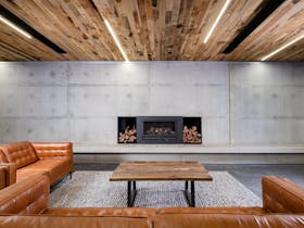 Fire place & lounge area