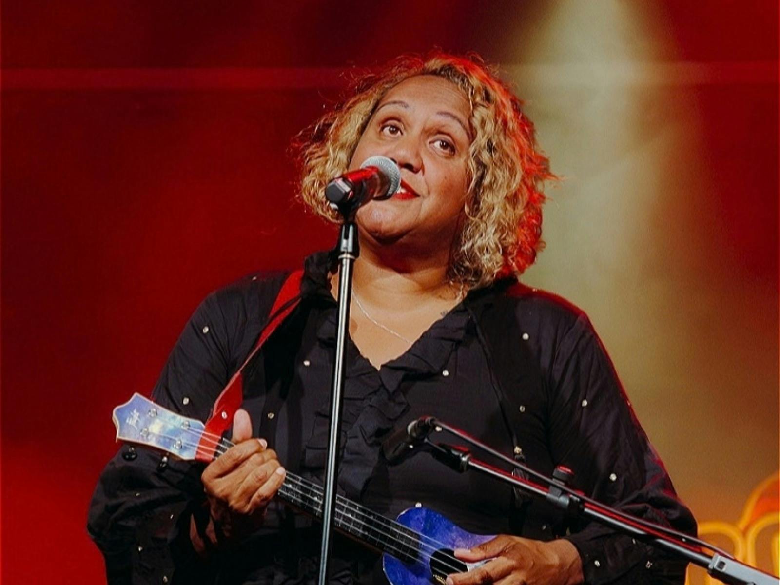 Elaine Crombie playing the ukelele