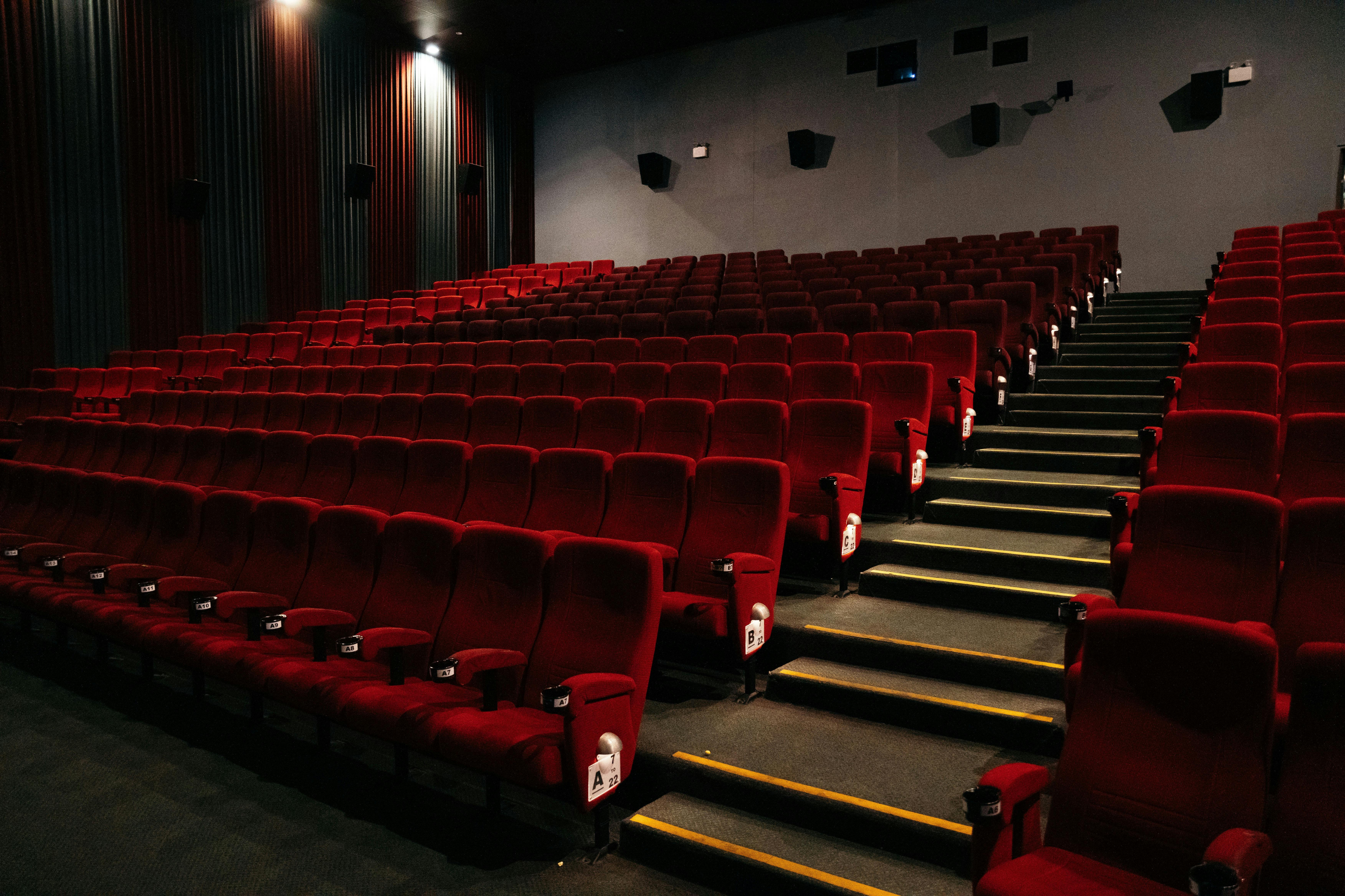 영화관 강당 앞