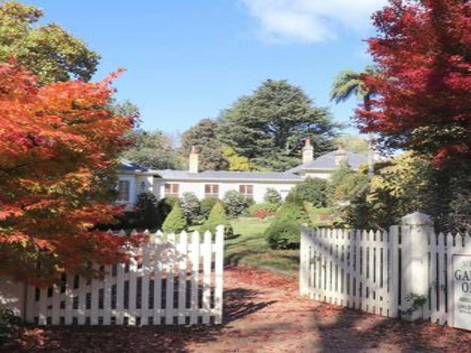 大門兩側楓樹的正門視圖