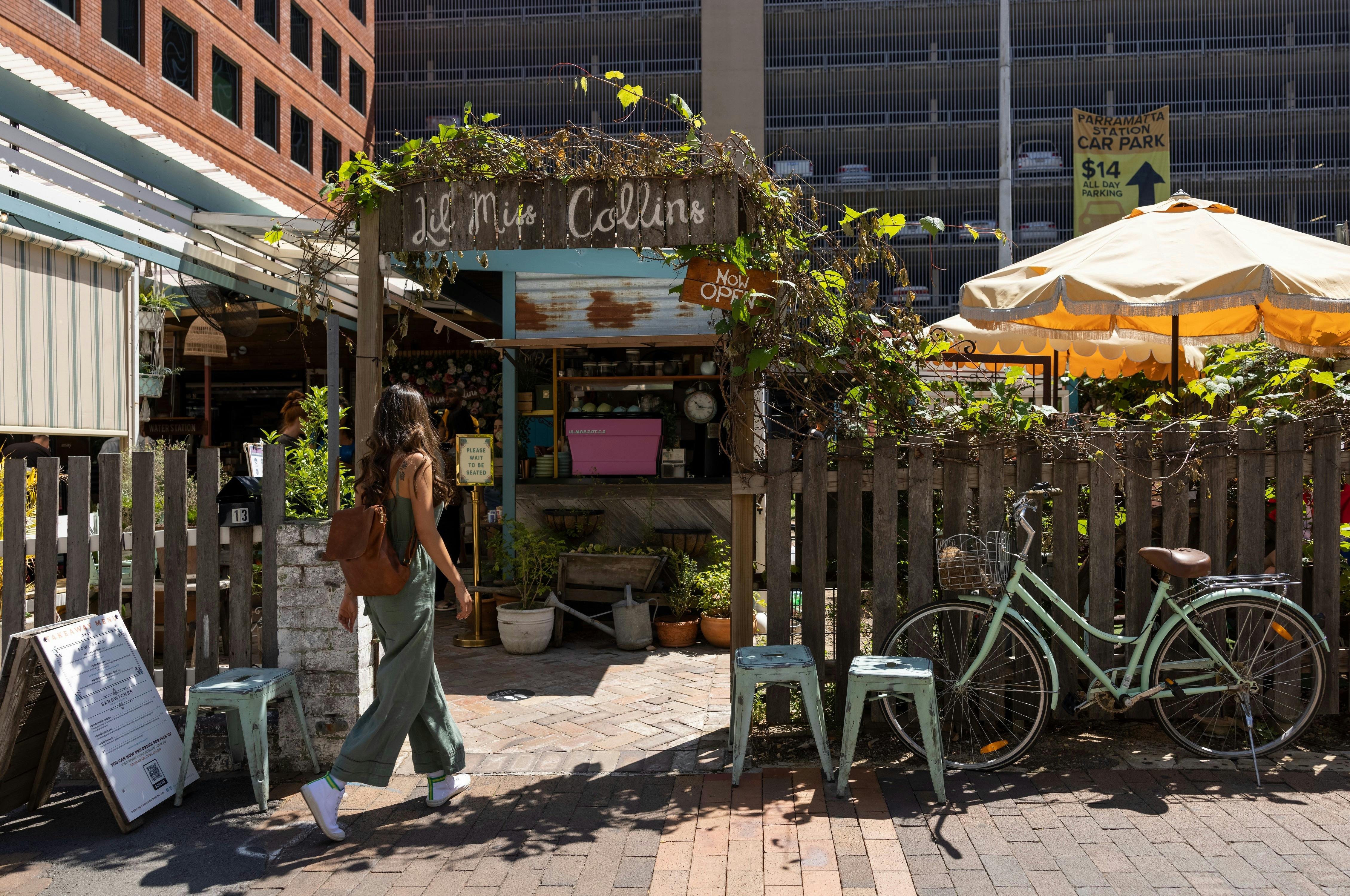 婦女進入帕拉馬塔 Lil Miss Collins 咖啡館