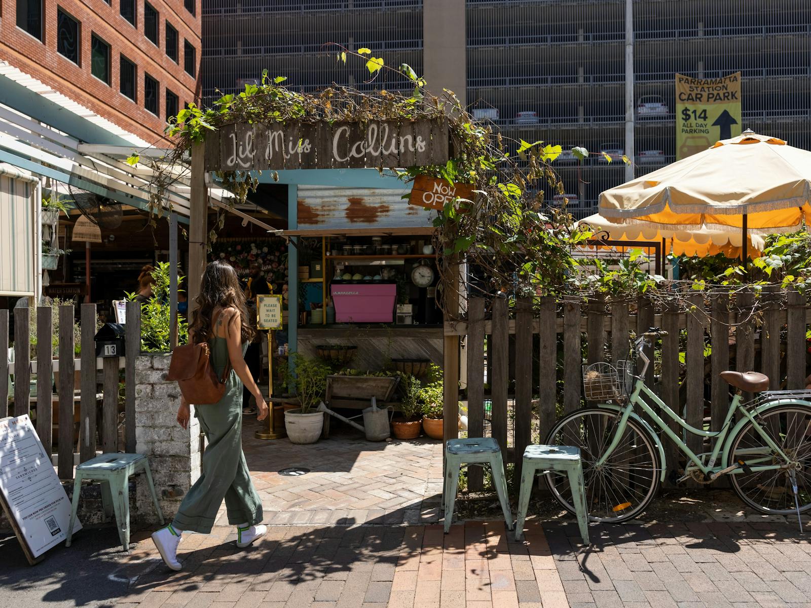 婦女進入帕拉馬塔 Lil Miss Collins 咖啡館