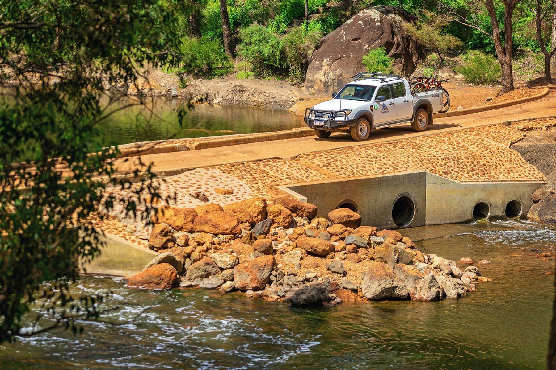 4WD driving over Bobs crossing in Lane Poole Reserve