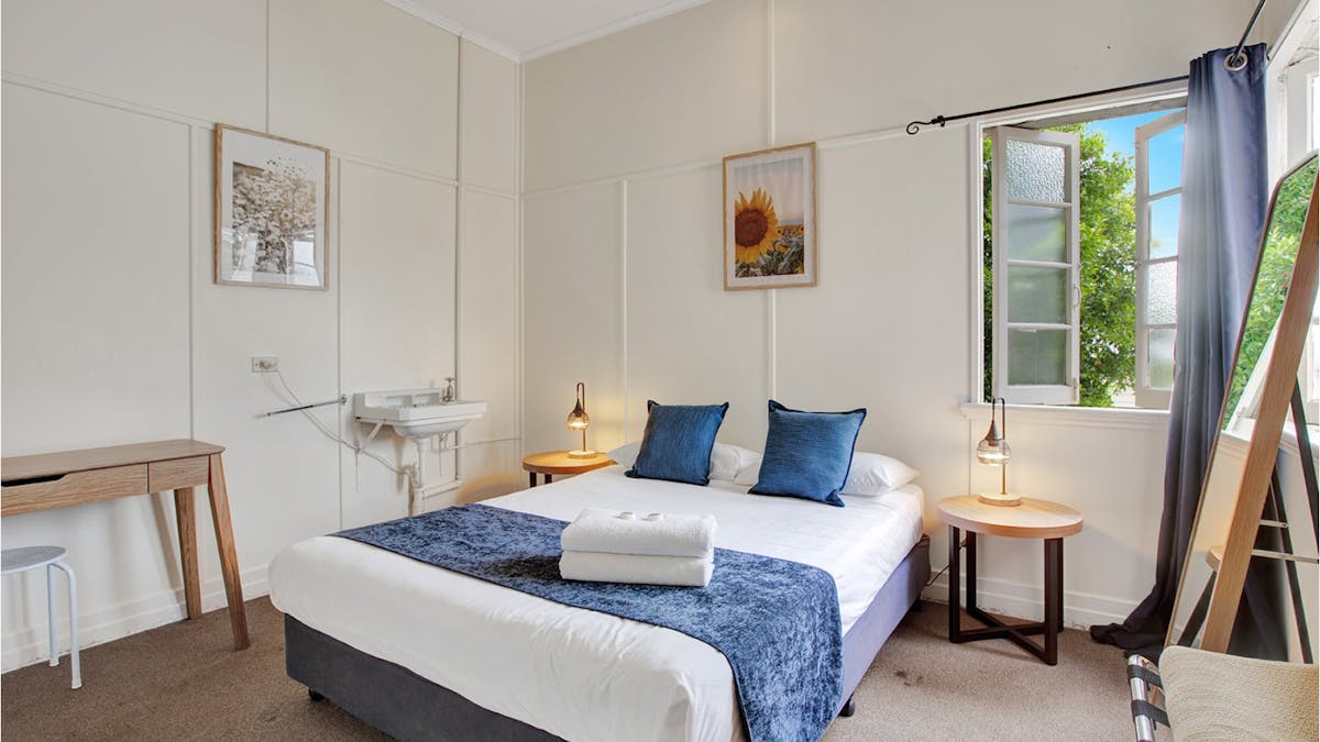 Kenilworth Hotel & Brewery - Queen Room, Shared Bathroom Kenilworth Hotel & Brewery - Queen Room, Shared Bathroom