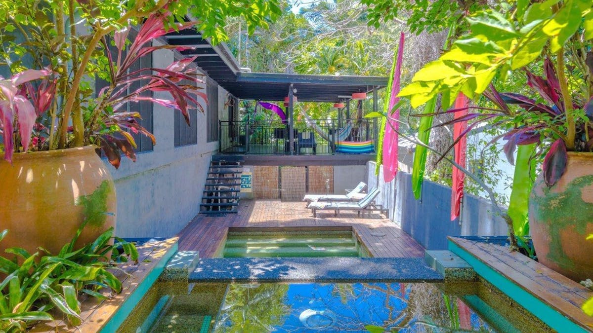 Celadon Holiday House - Poolside