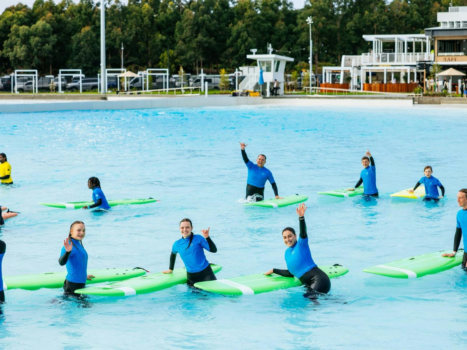 サーフィンレッスンを受ける初心者グループ