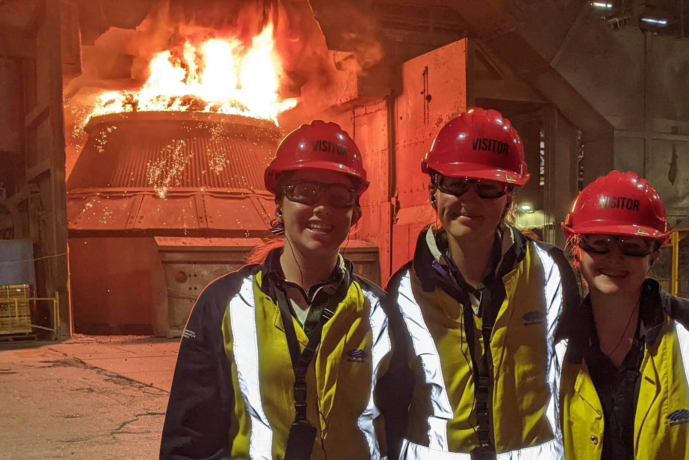 BOSの船の前に立つ女子学生たち