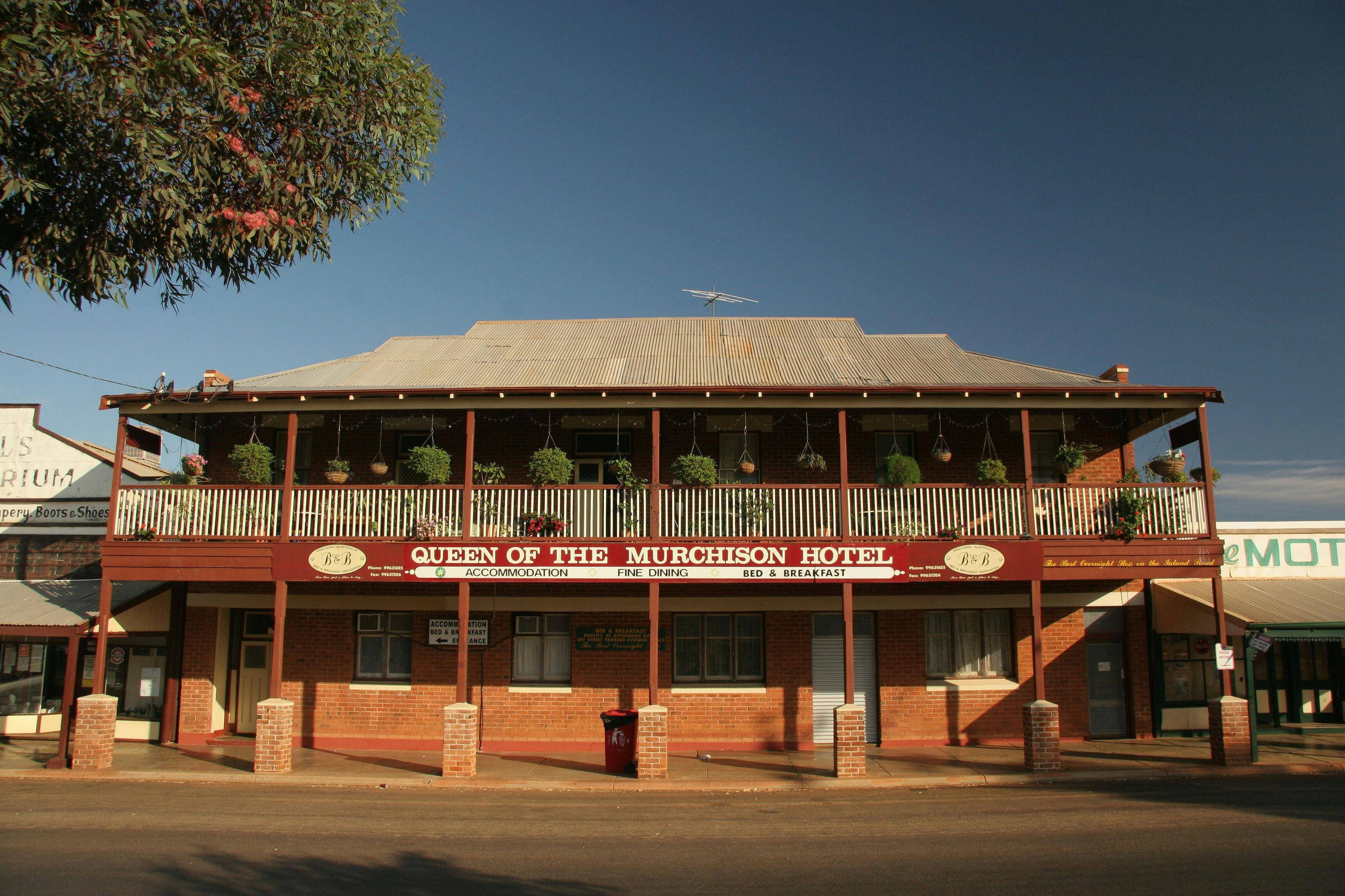 Queen of the Murchison Hotel, Cue