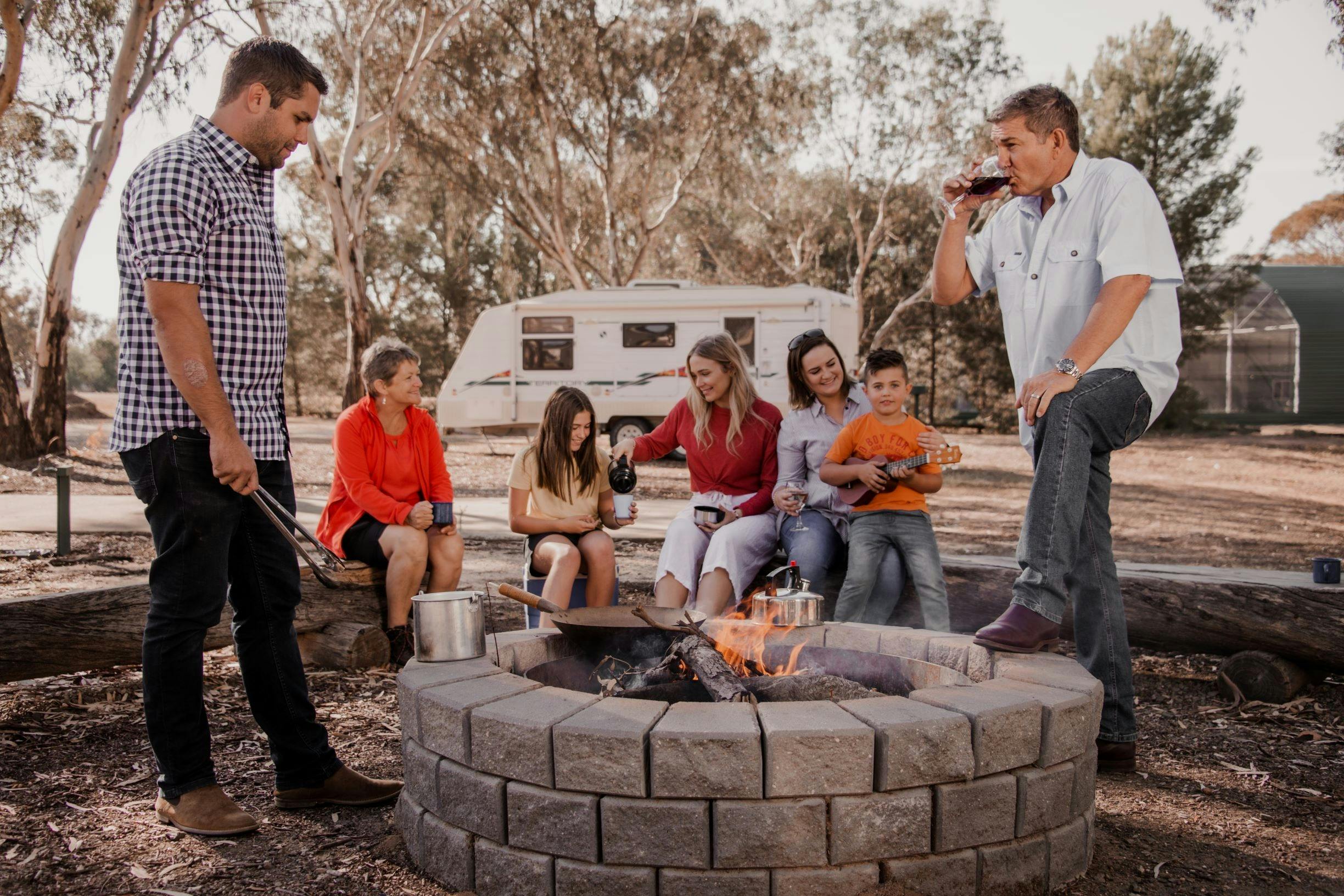 화덕 주위에 앉아있는 가족과 친구