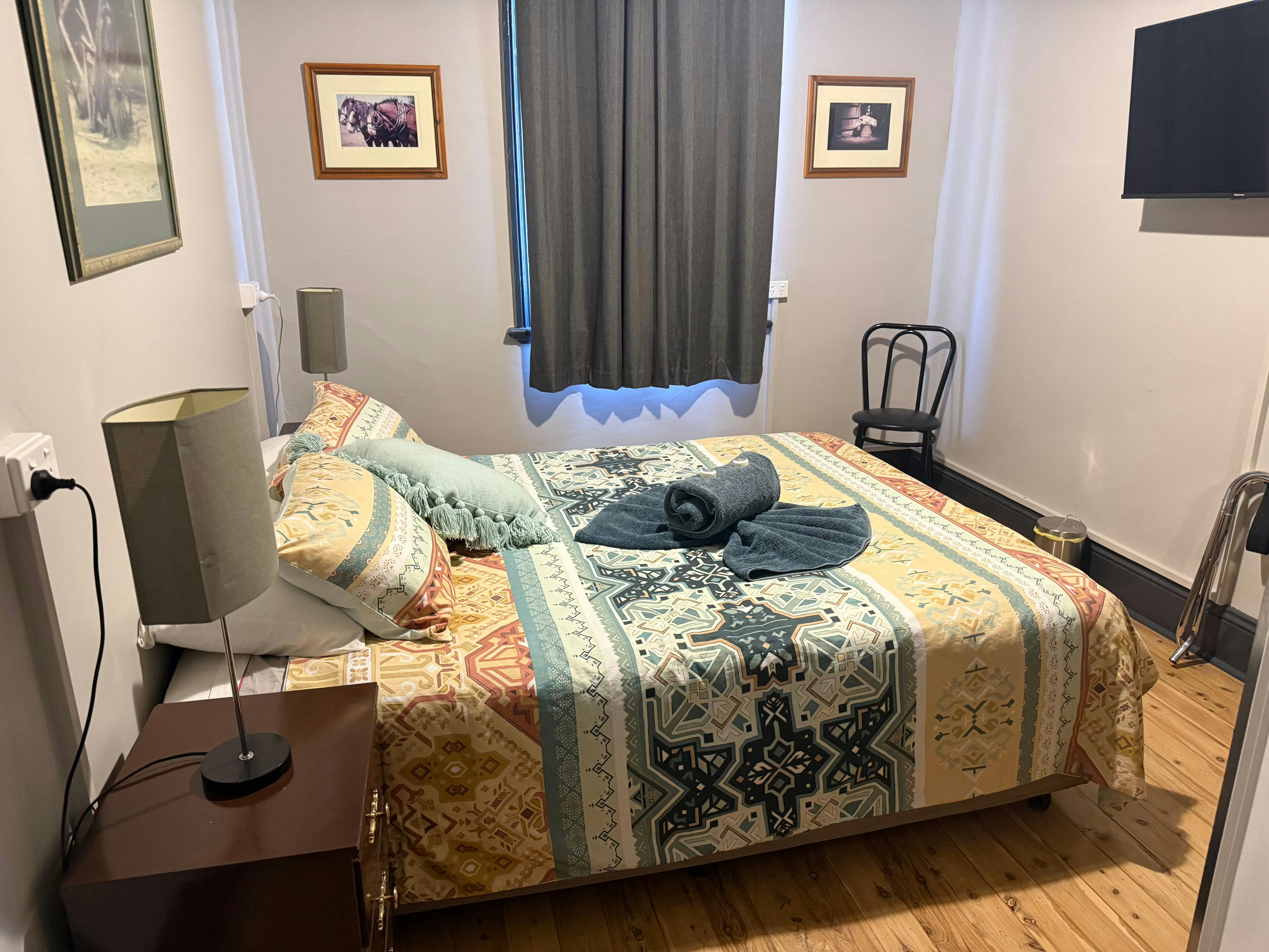 酒店住宿，大床房，二楼，共用浴室设施。