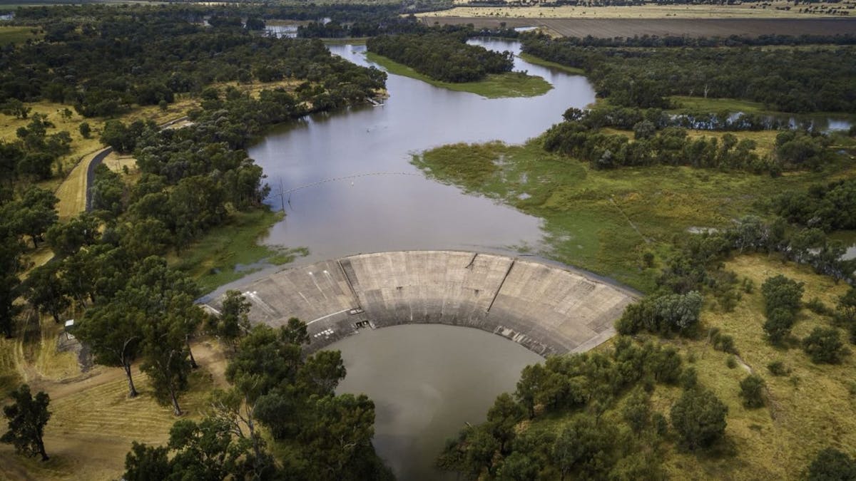 Aerial view of Chinchilla Weir and wall.