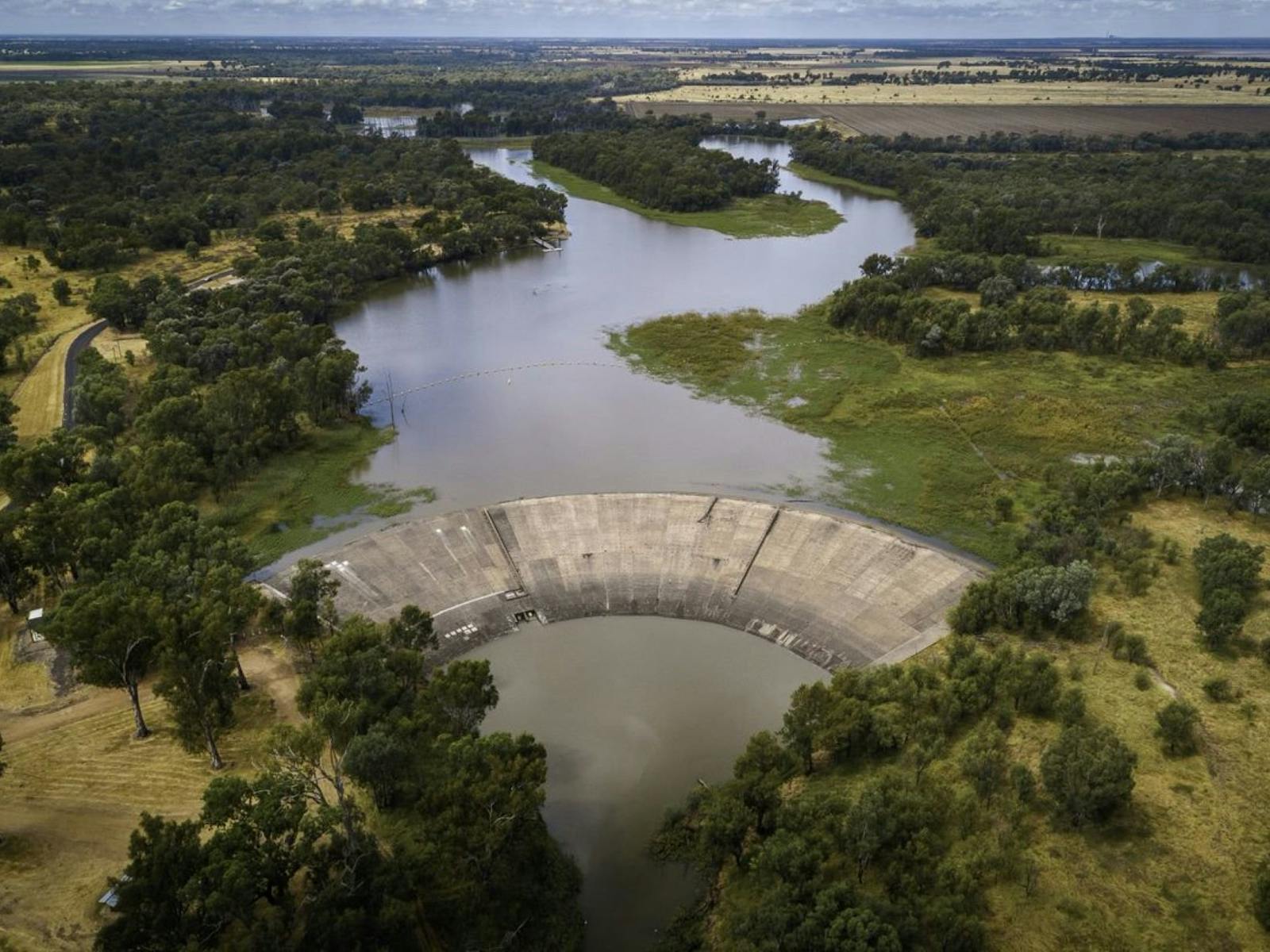 Aerial view of Chinchilla Weir and wall.