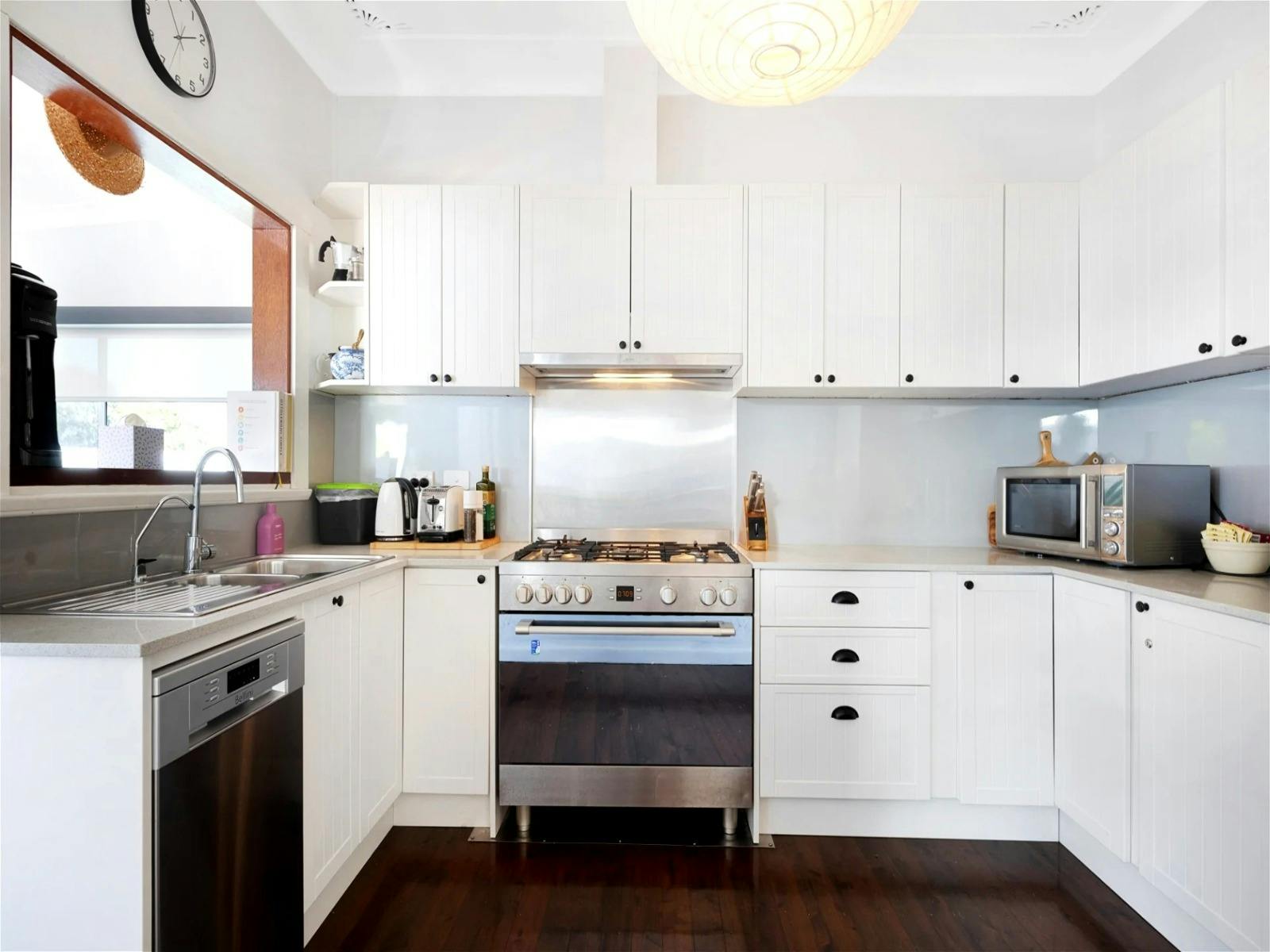 현대적인 가전제품과 충분한 보관 공간을 갖춘 별도의 주방 공간