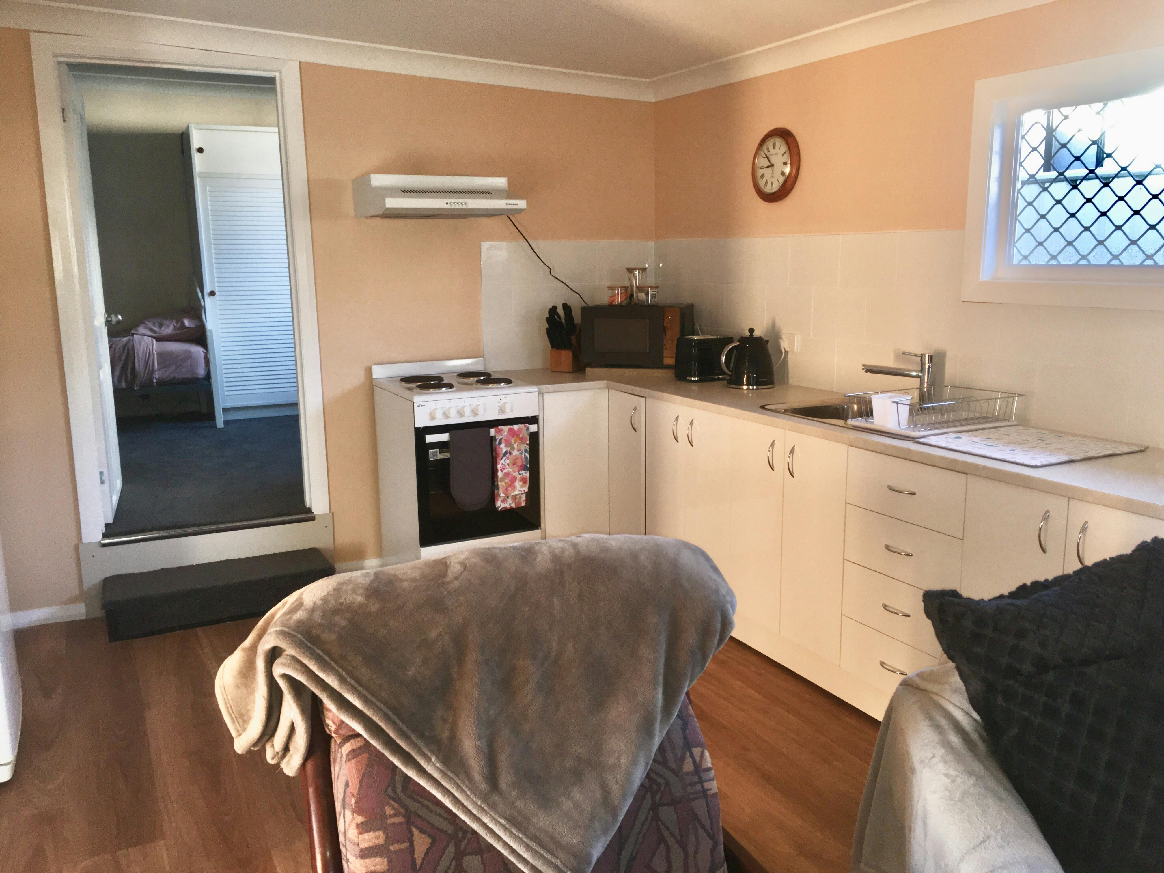 ベンチとコンロを備えたキッチンエリア