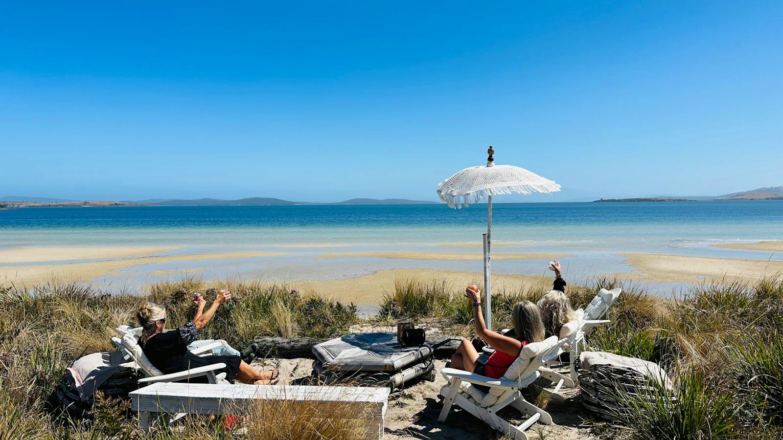 Dunalley Bay Distillery Beachfront Tasting Hut is a waterfront café and cellar door on the only road