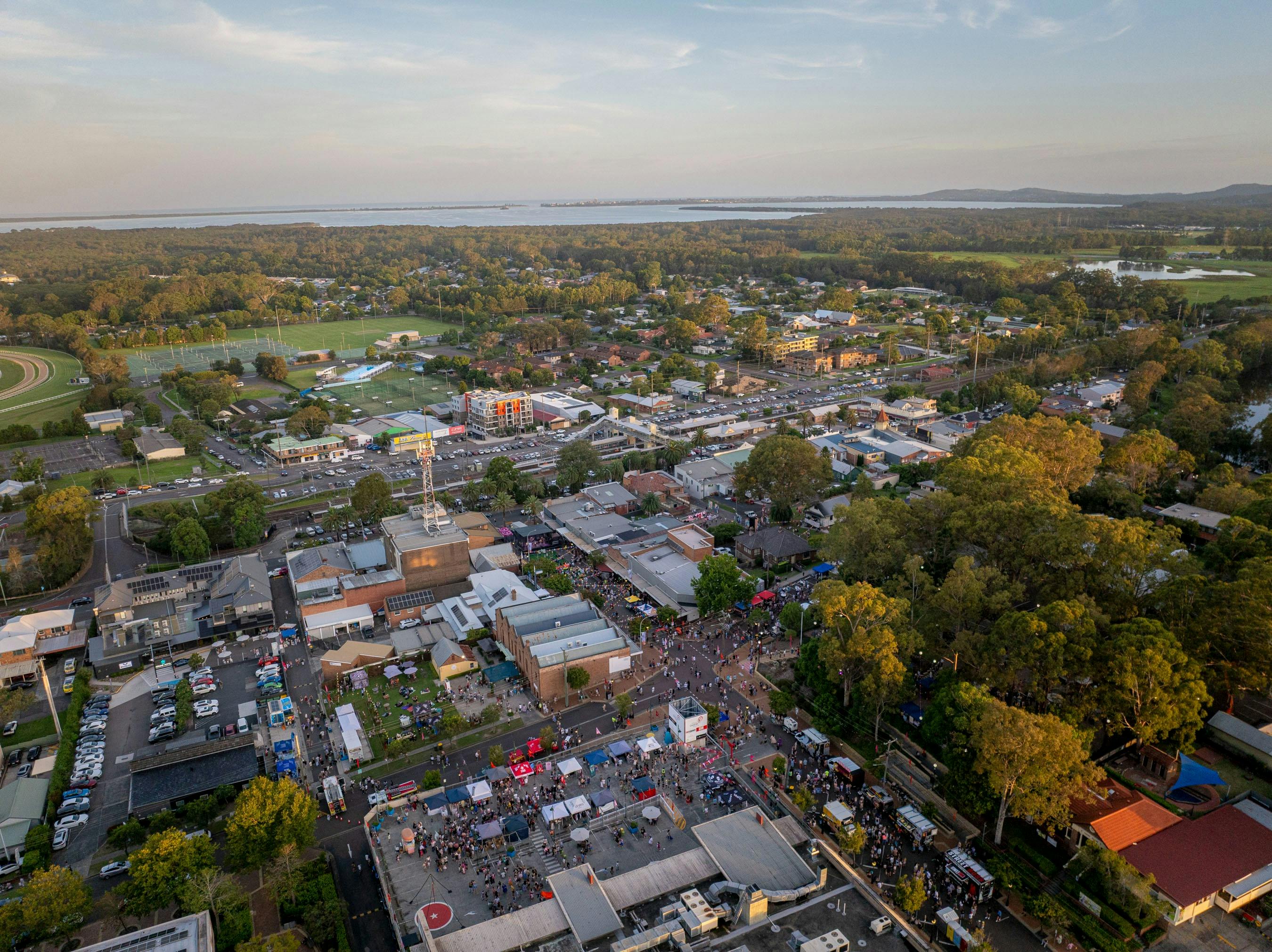 ラブレーンズフェスティバルの観客を映したワイオング町の中心部の航空写真