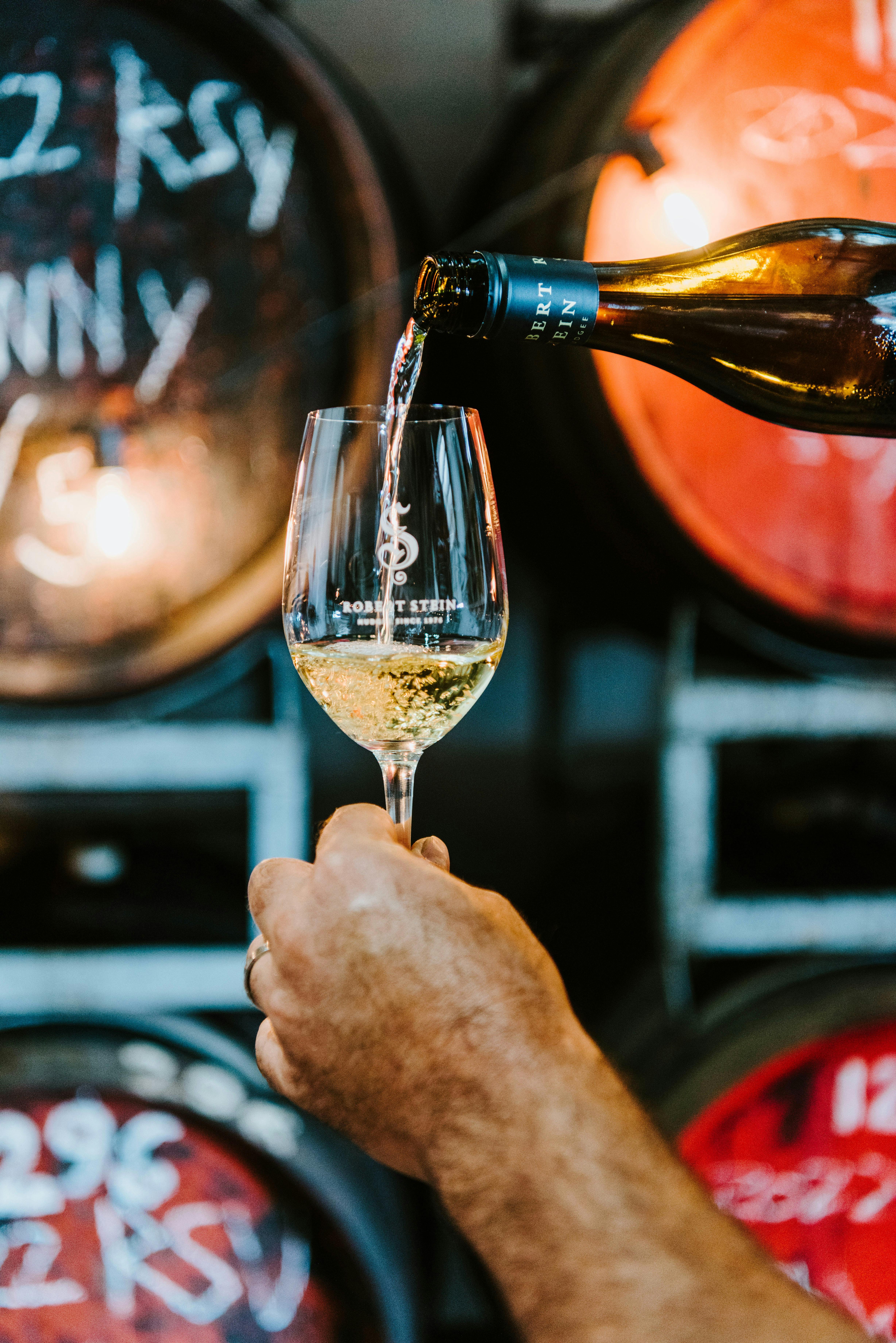 로버트 슈타인 리슬링을 잔에 붓는 모습