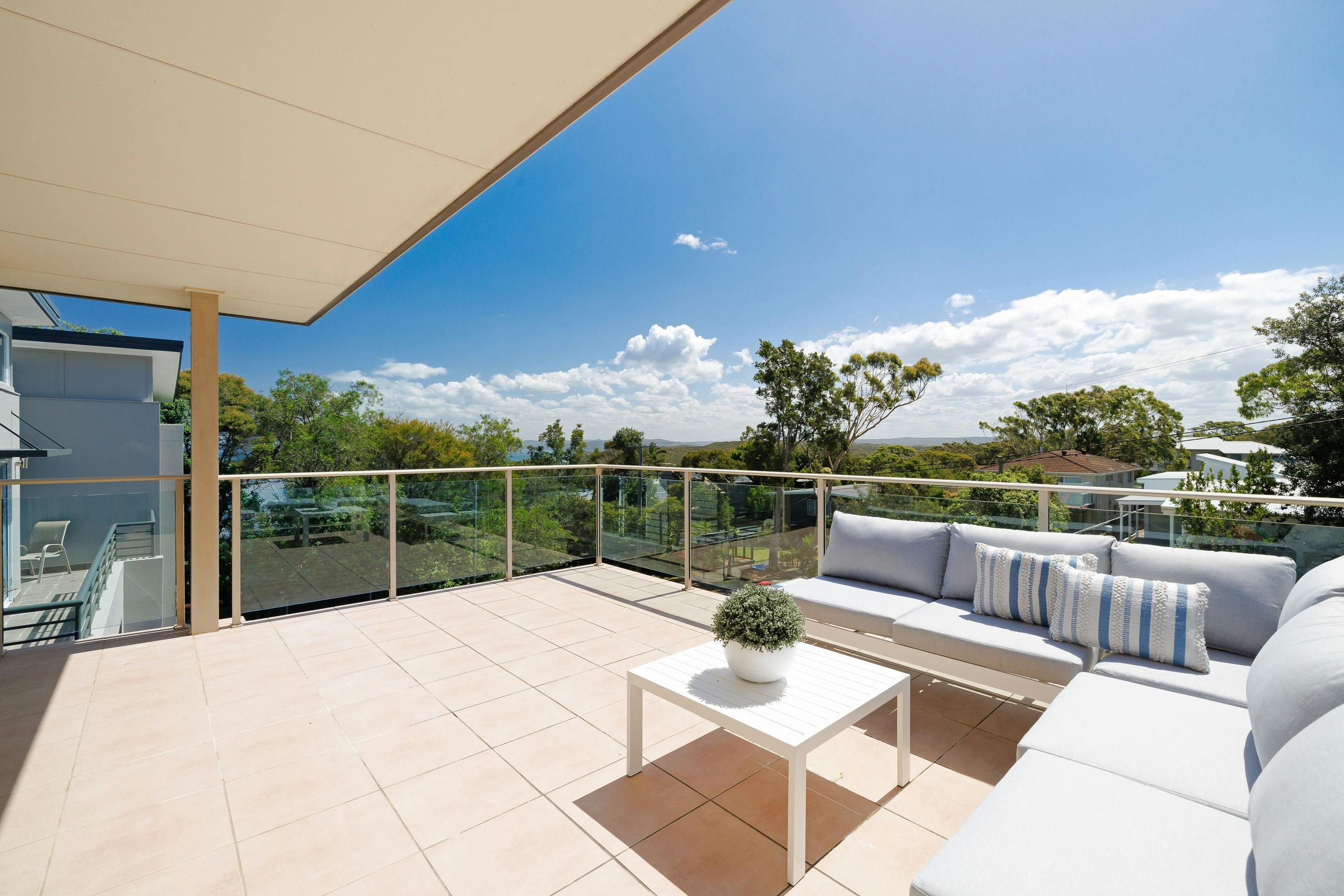 물이 살짝 보이는 발코니