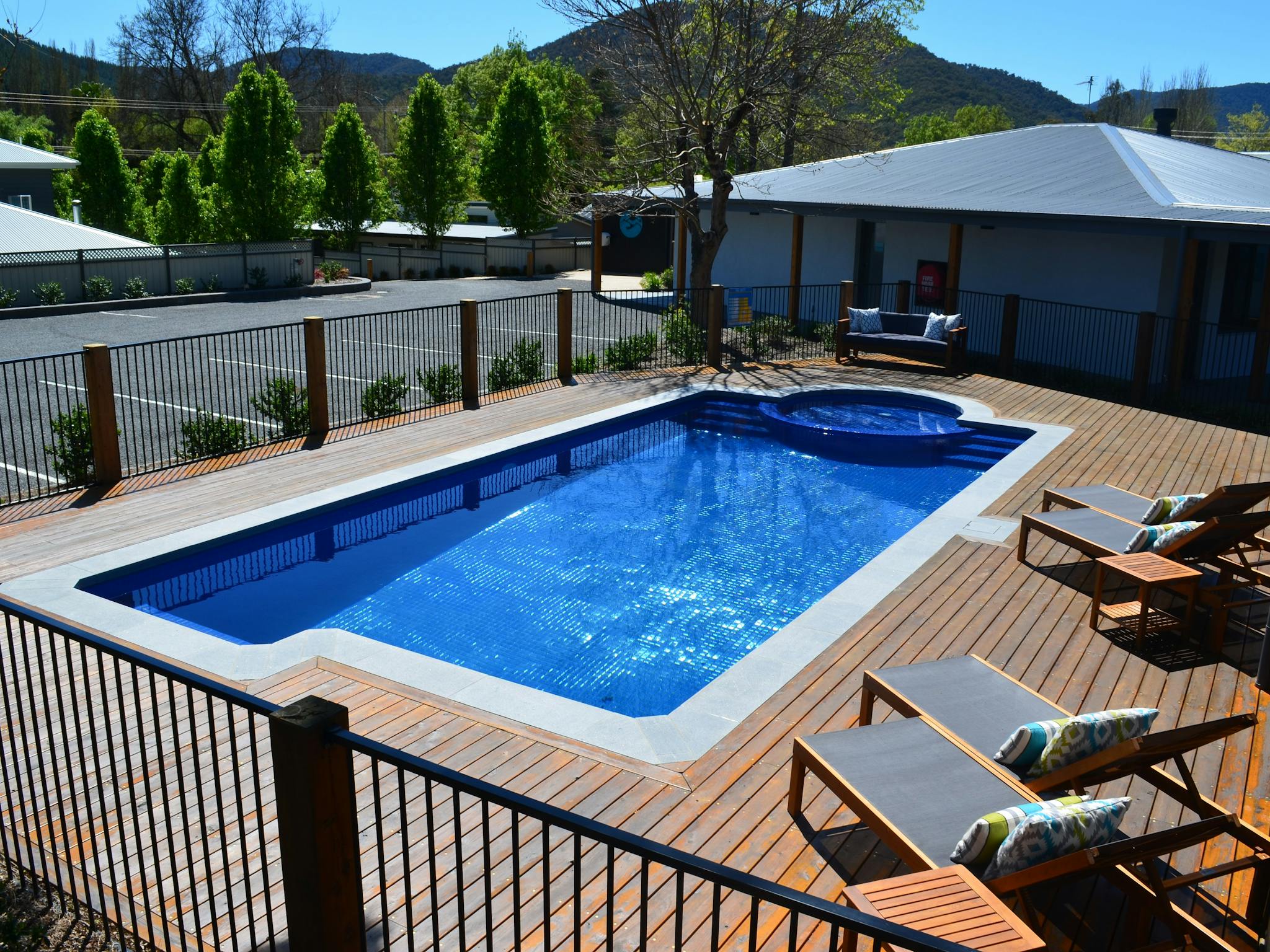 Bright Colonial Motel Victorias High Country