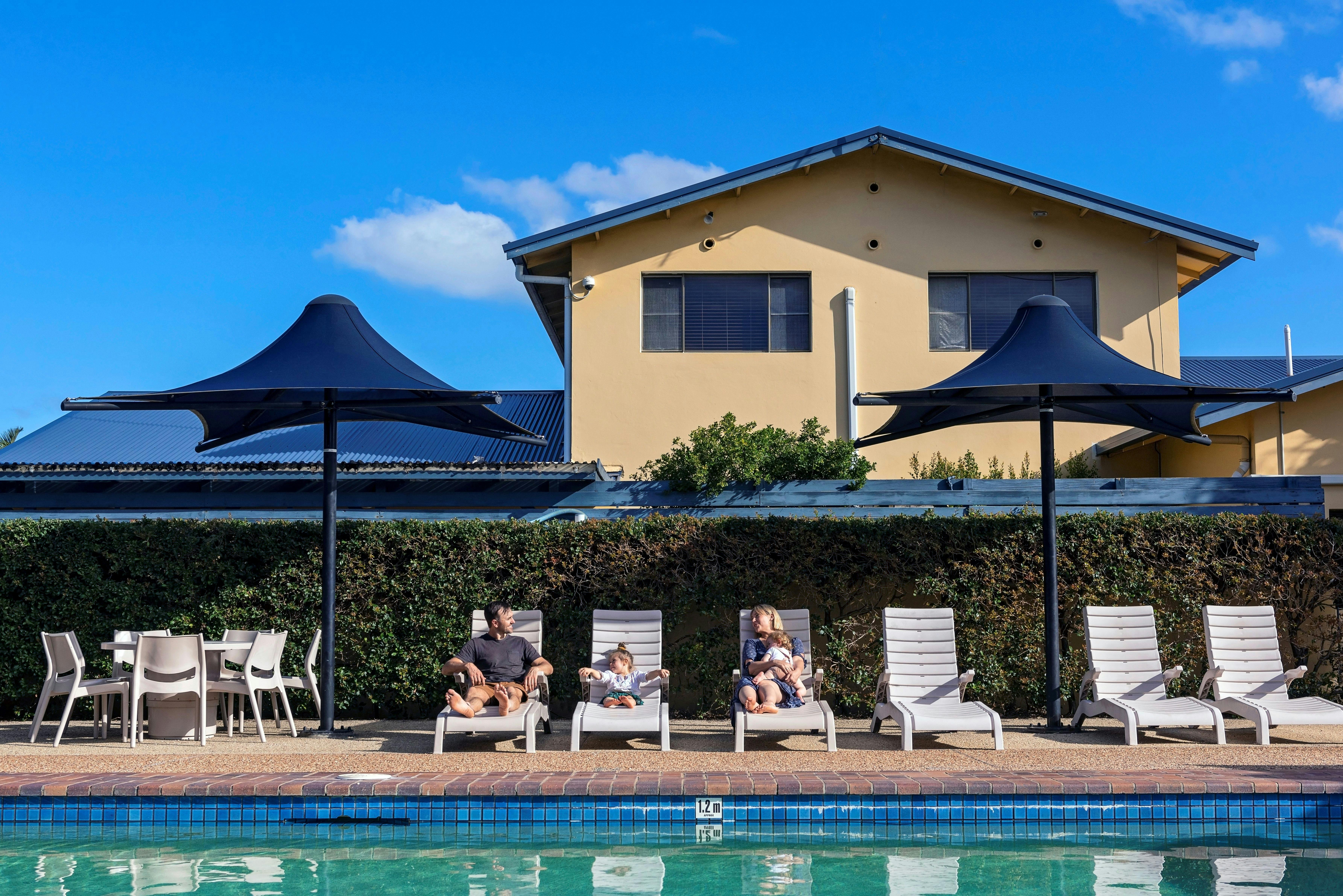 Family by the pool Discovery Parks - Ballina