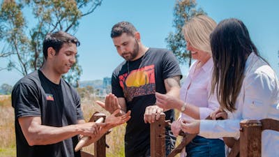 Guide in nature with a group of participants