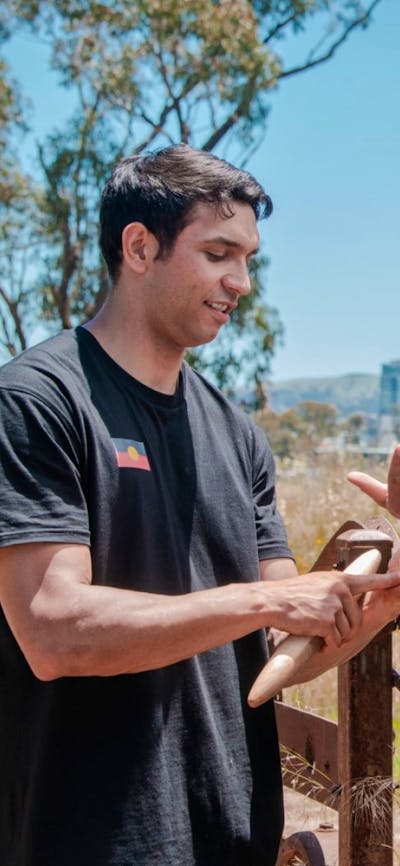 Guide in nature with a group of participants