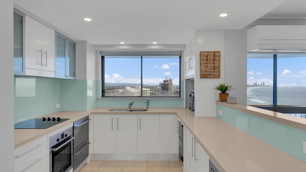 2 bedroom unit in Burleigh - Kitchen