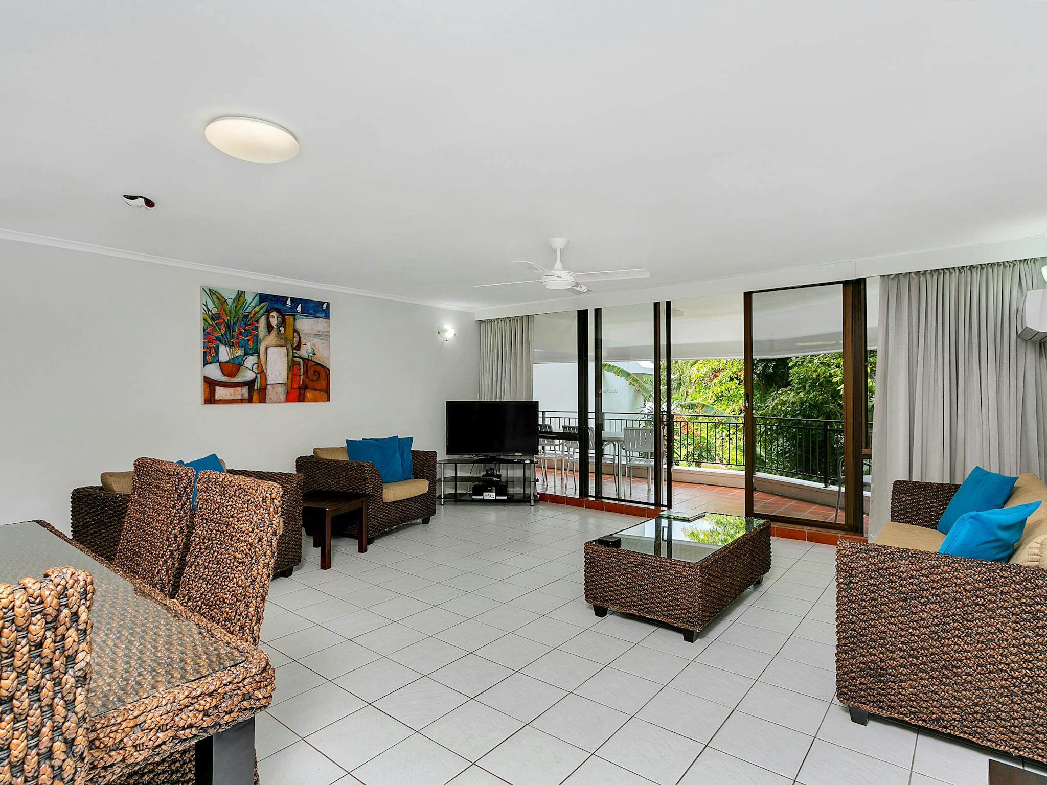 Large modern apartments with self catering facilities and garden views.s Large modern apartments with self catering facilities and garden views.s