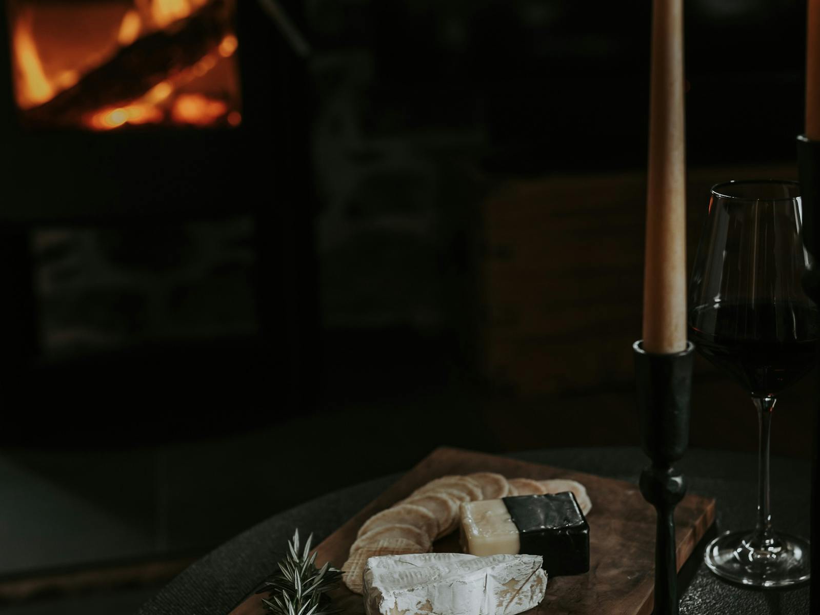 Wood fire, fire wood provided, warm and toasty, sit by the fire and enjoy the sunsets and storms