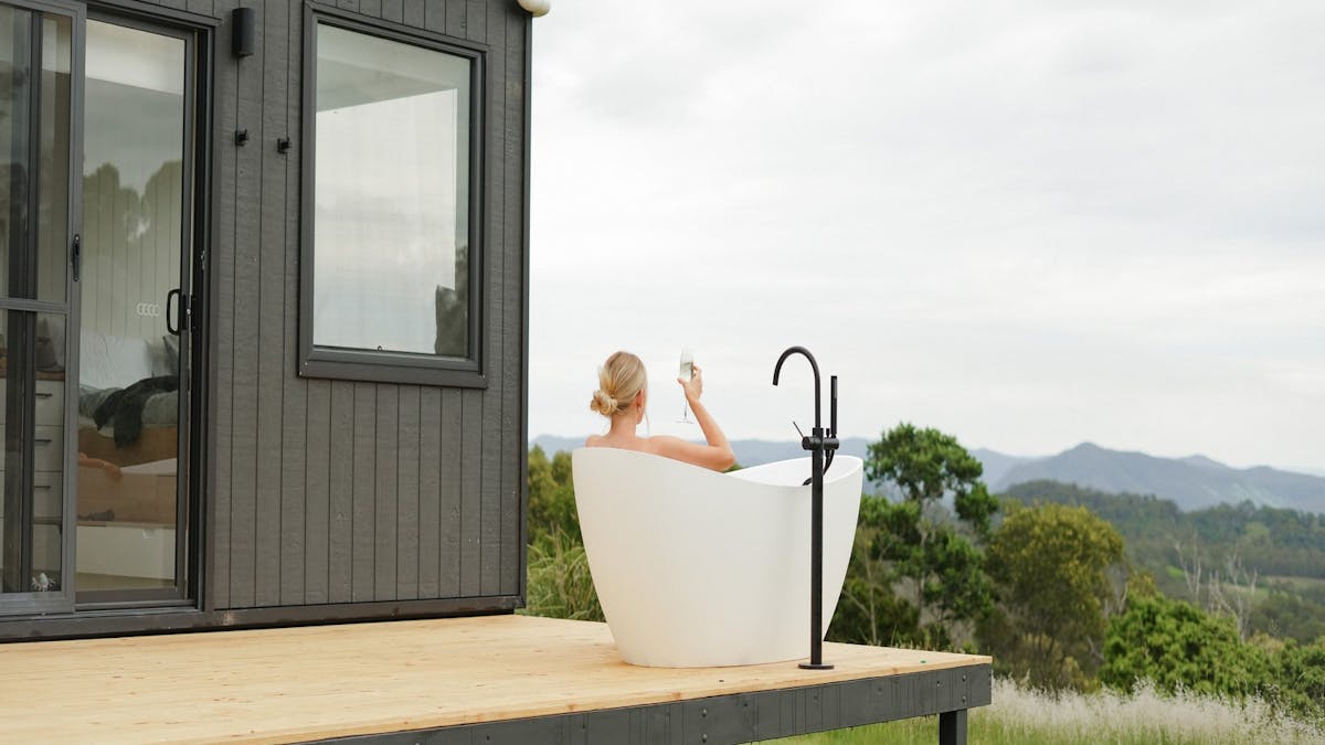 Bath tub