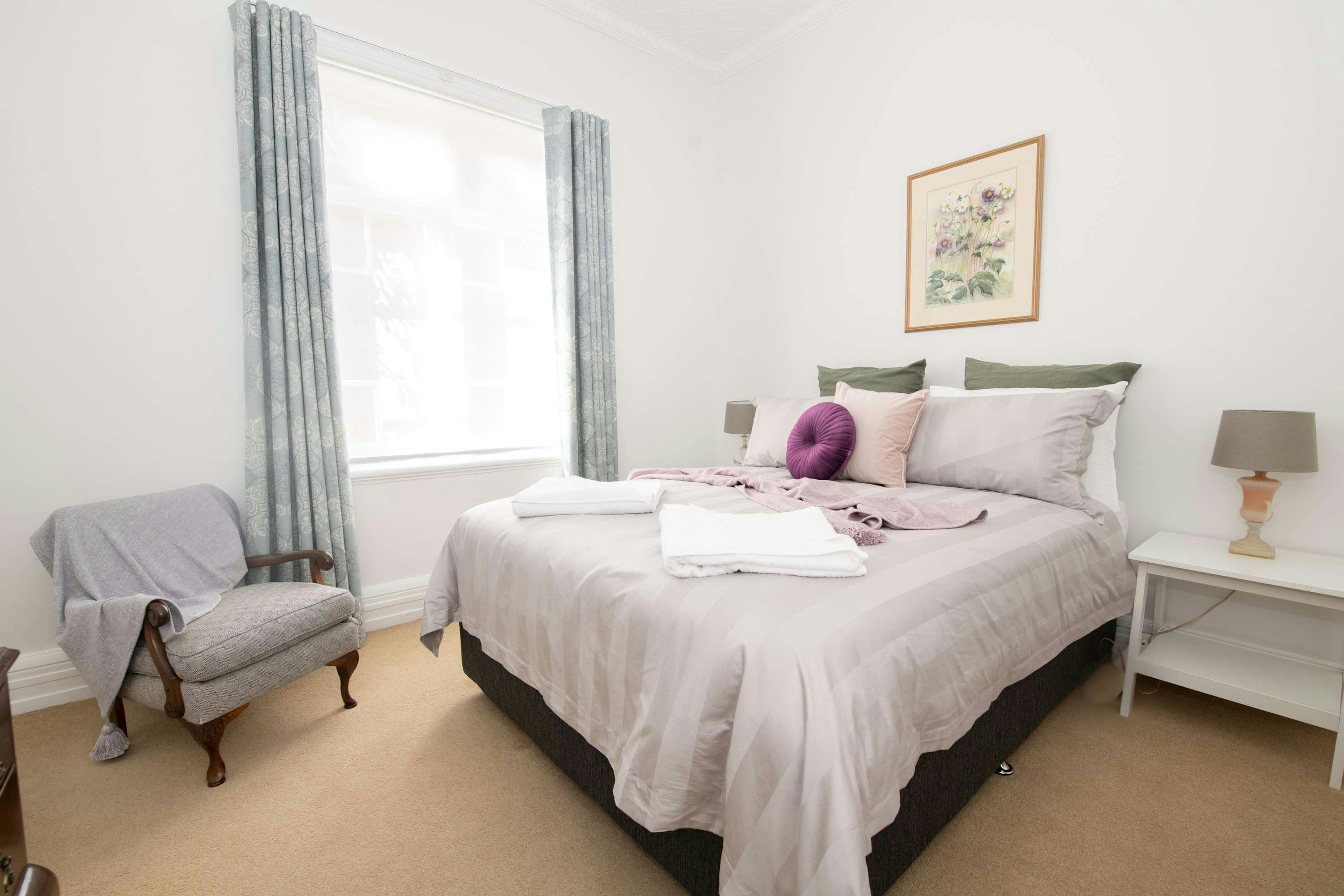 보라색 침구가 있는 침실