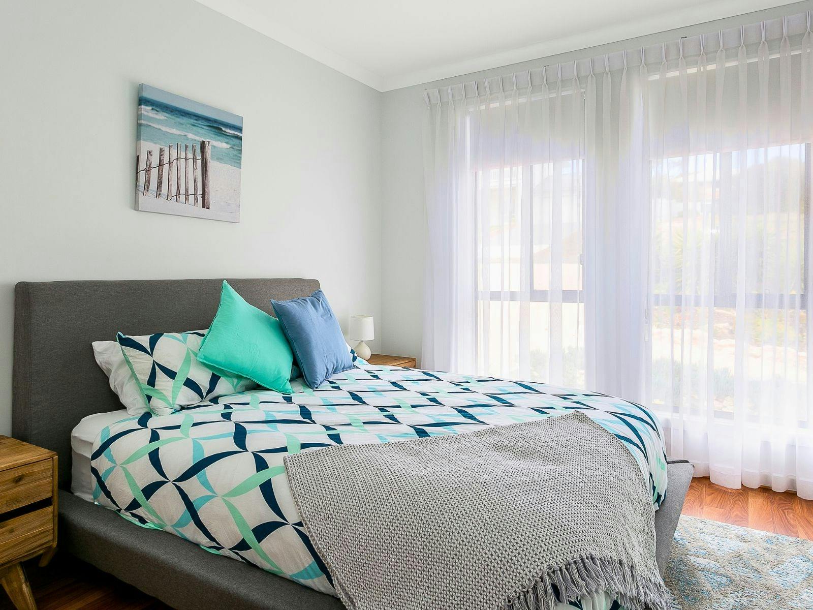 4BR Contemporary Coastal Home with Rural Outlook