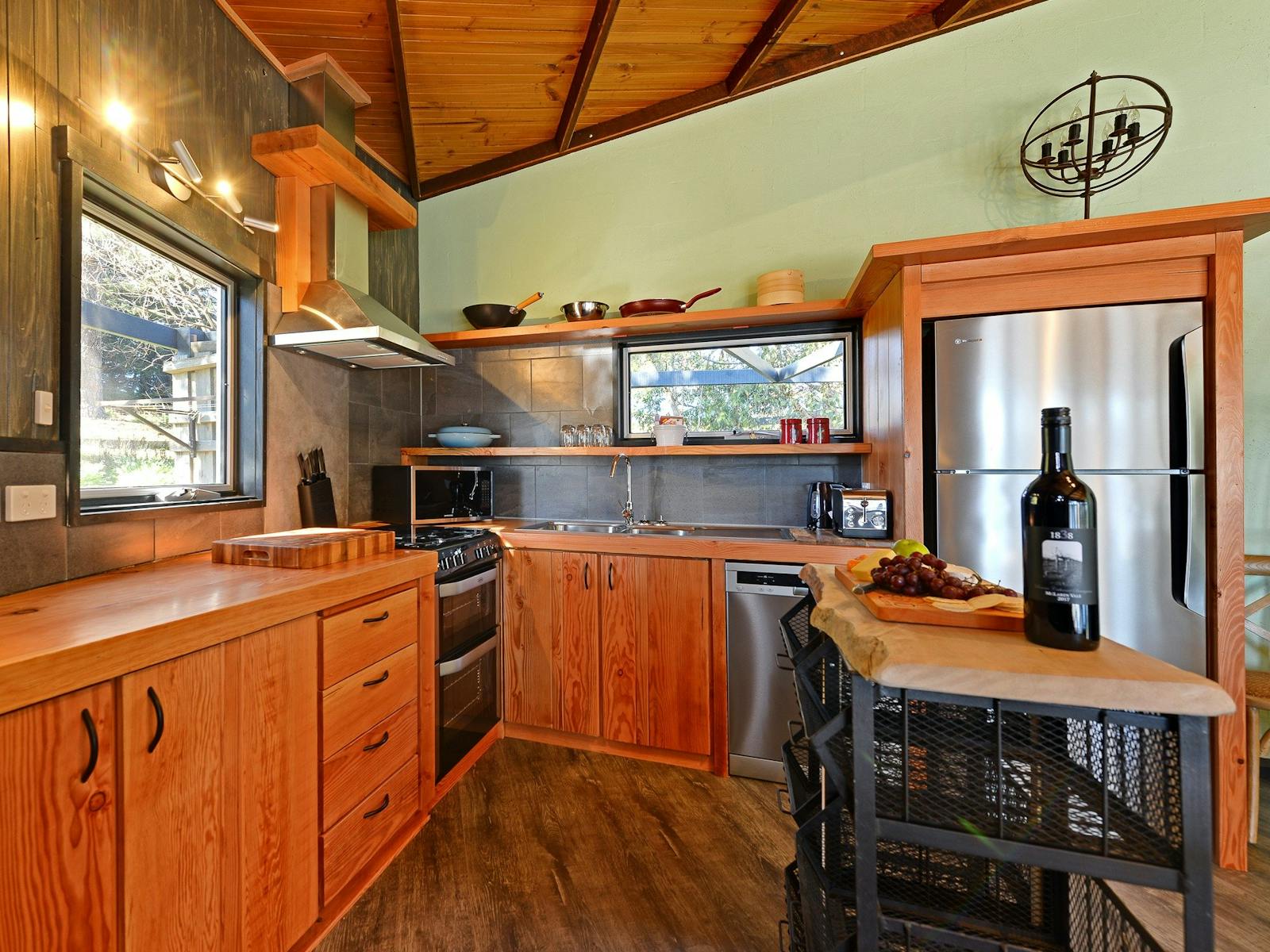 Taylors Bay Cottage:  kitchen.