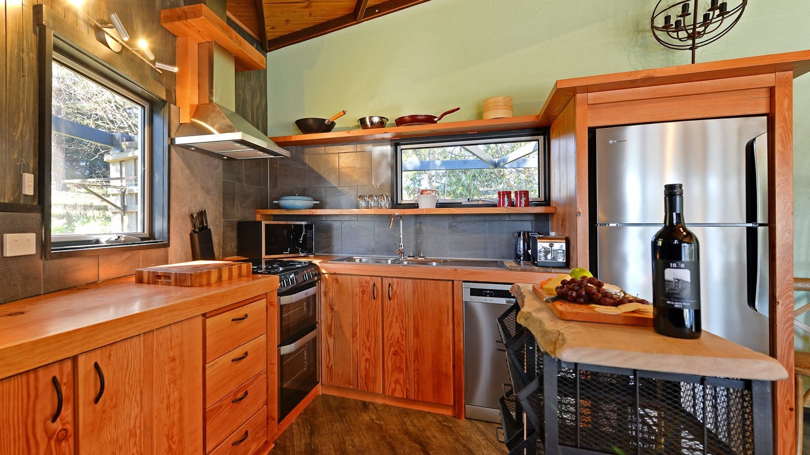 Taylors Bay Cottage: kitchen.